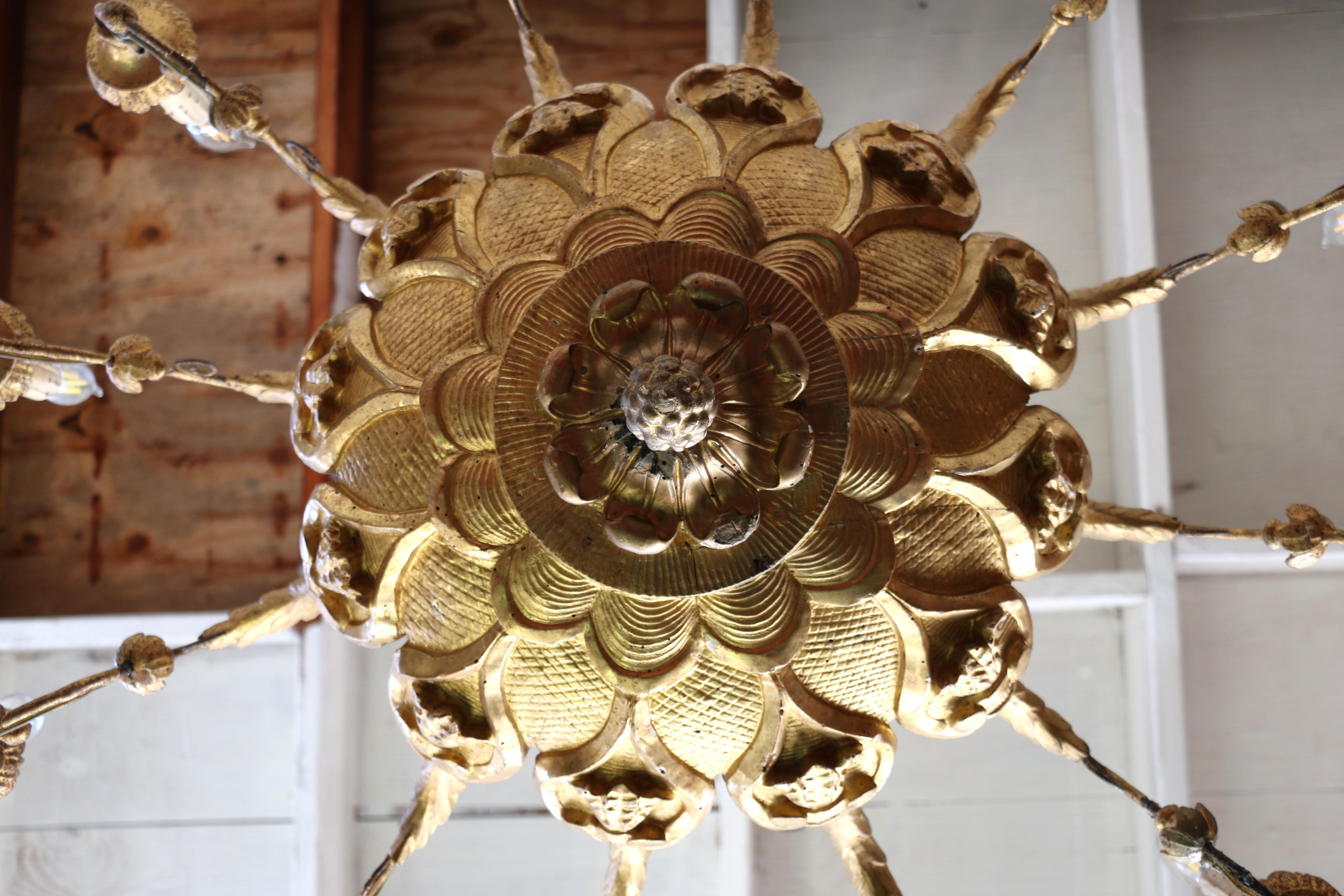 Lustre italien du 19e siècle en bois doré à 12 lumières en vente 11
