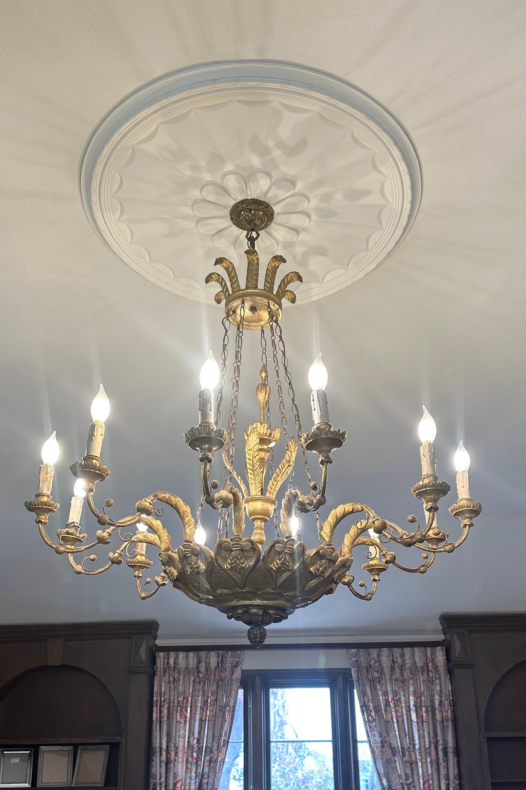 Lustre italien du 19e siècle en bois doré à 12 lumières en vente 14