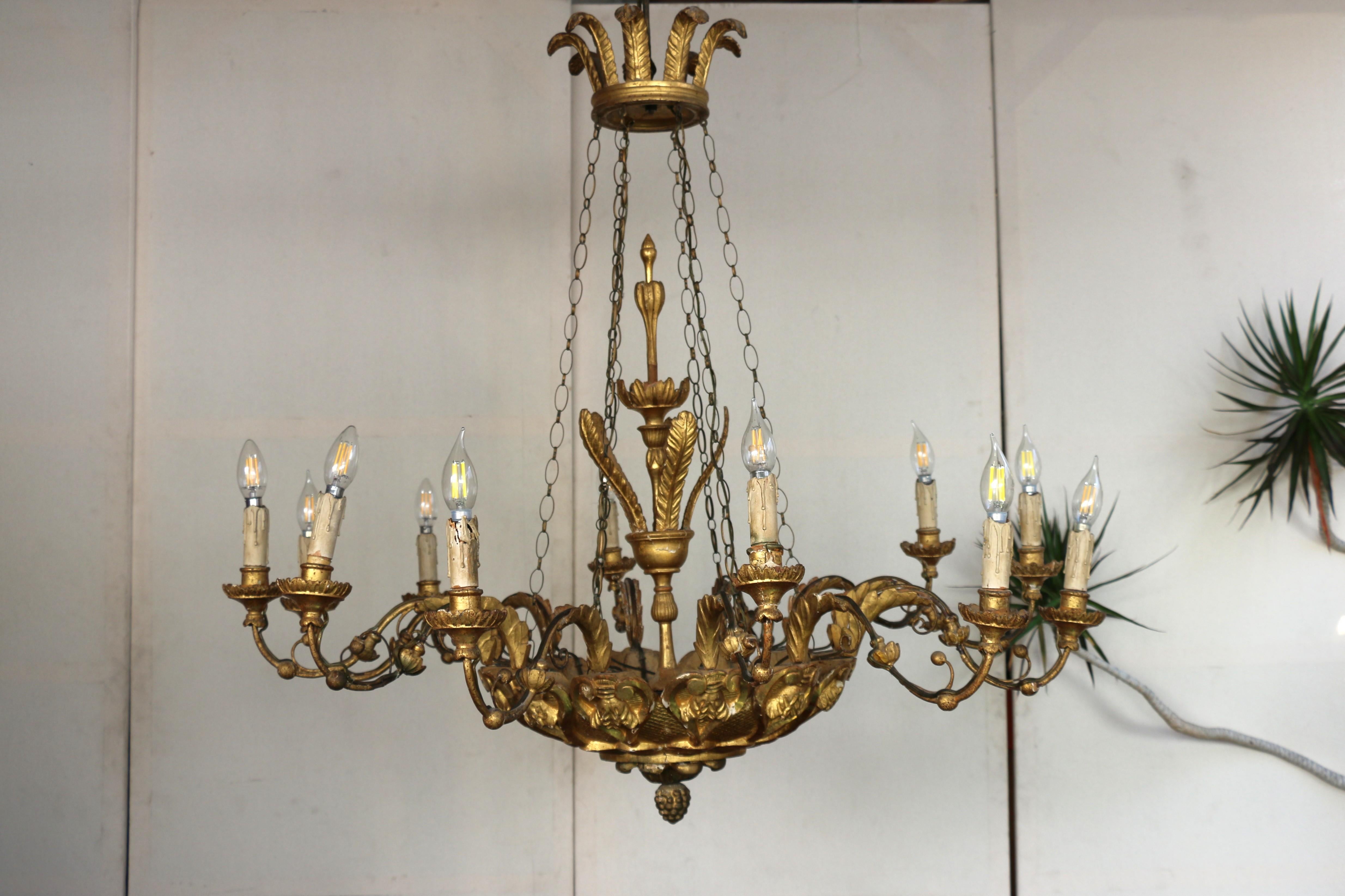 Rococo Lustre italien du 19e siècle en bois doré à 12 lumières en vente