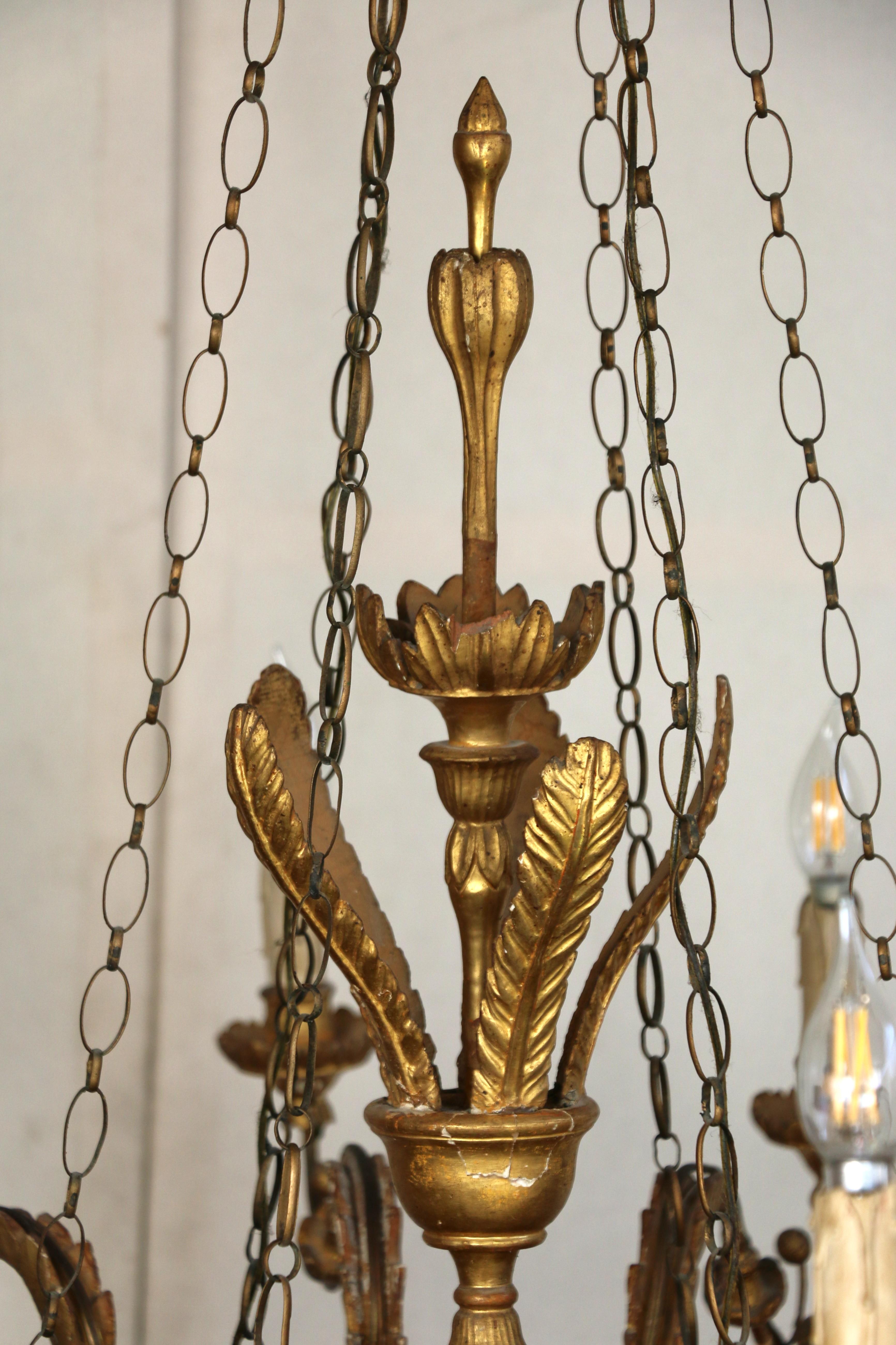 XIXe siècle Lustre italien du 19e siècle en bois doré à 12 lumières en vente