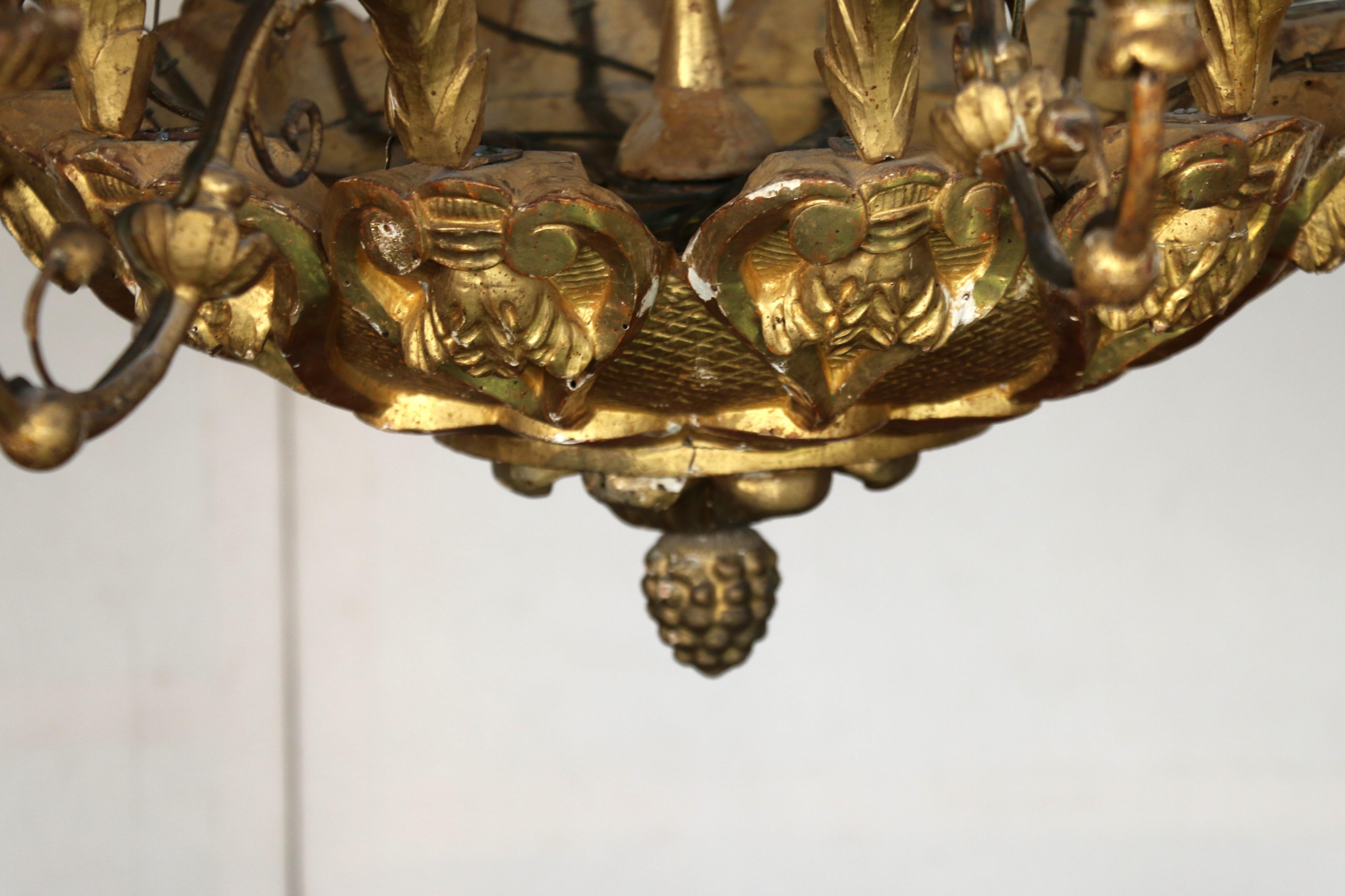 Lustre italien du 19e siècle en bois doré à 12 lumières en vente 1