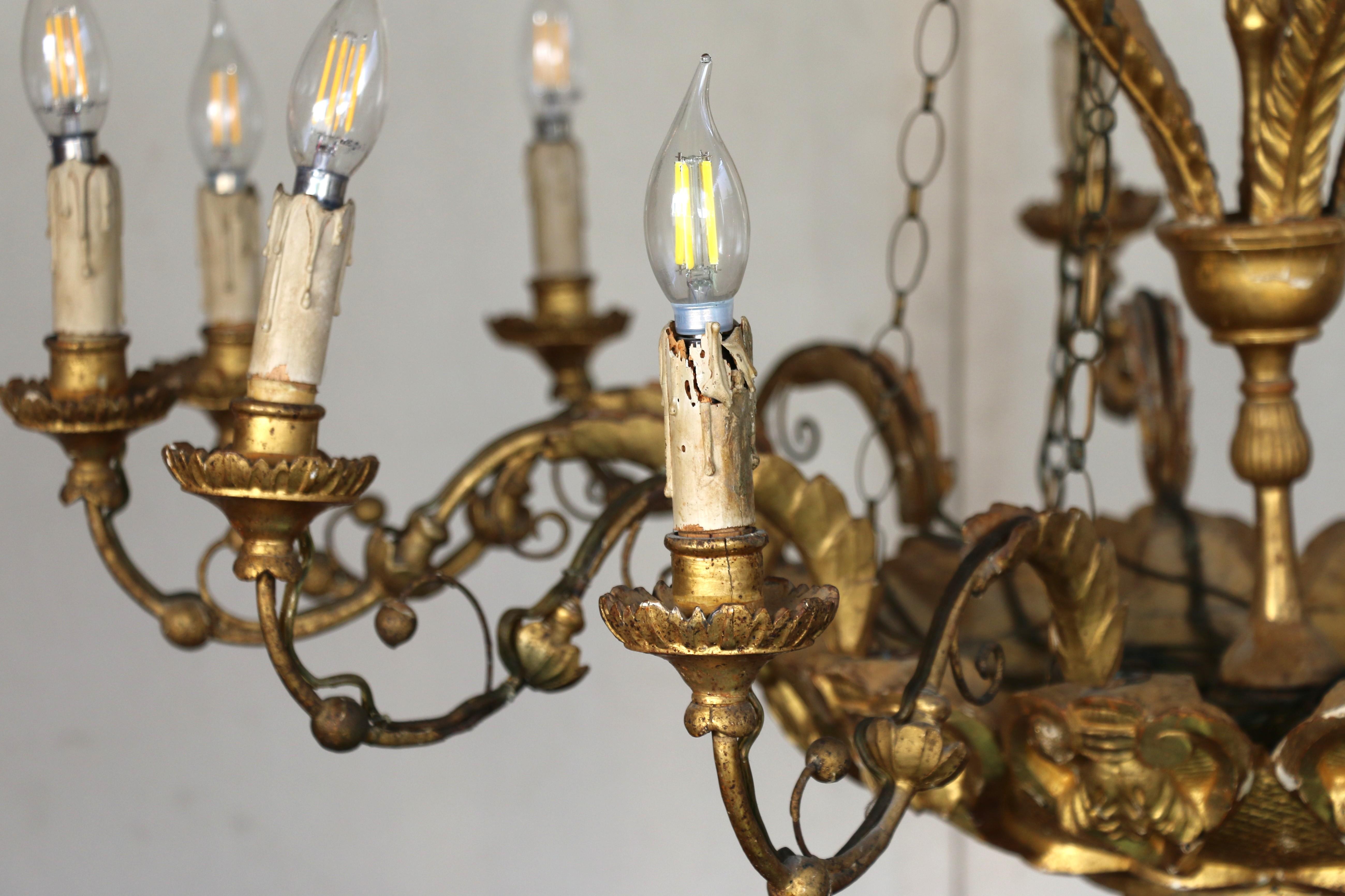 Lustre italien du 19e siècle en bois doré à 12 lumières en vente 3