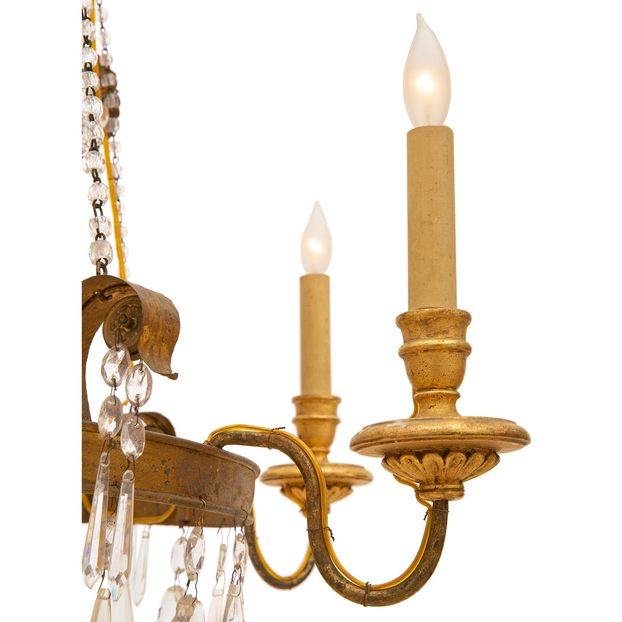 Italienischer Kronleuchter aus vergoldetem Holz und Kristall aus dem 19. Jahrhundert im Angebot 4