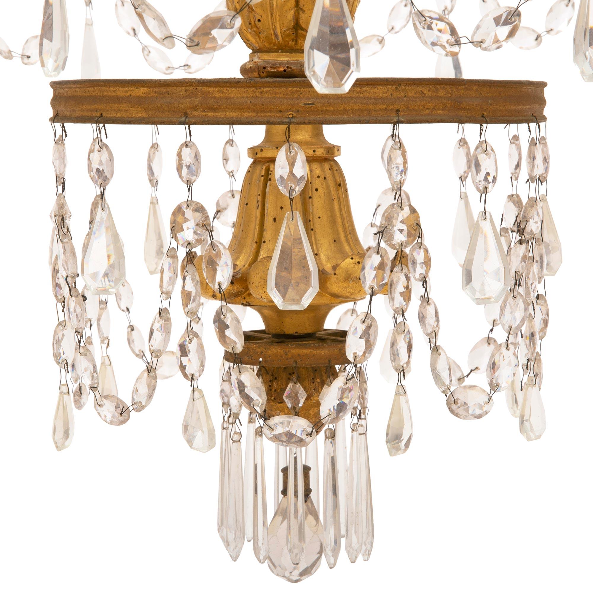 Italienischer Kronleuchter aus vergoldetem Holz und Kristall aus dem 19. Jahrhundert im Angebot 5