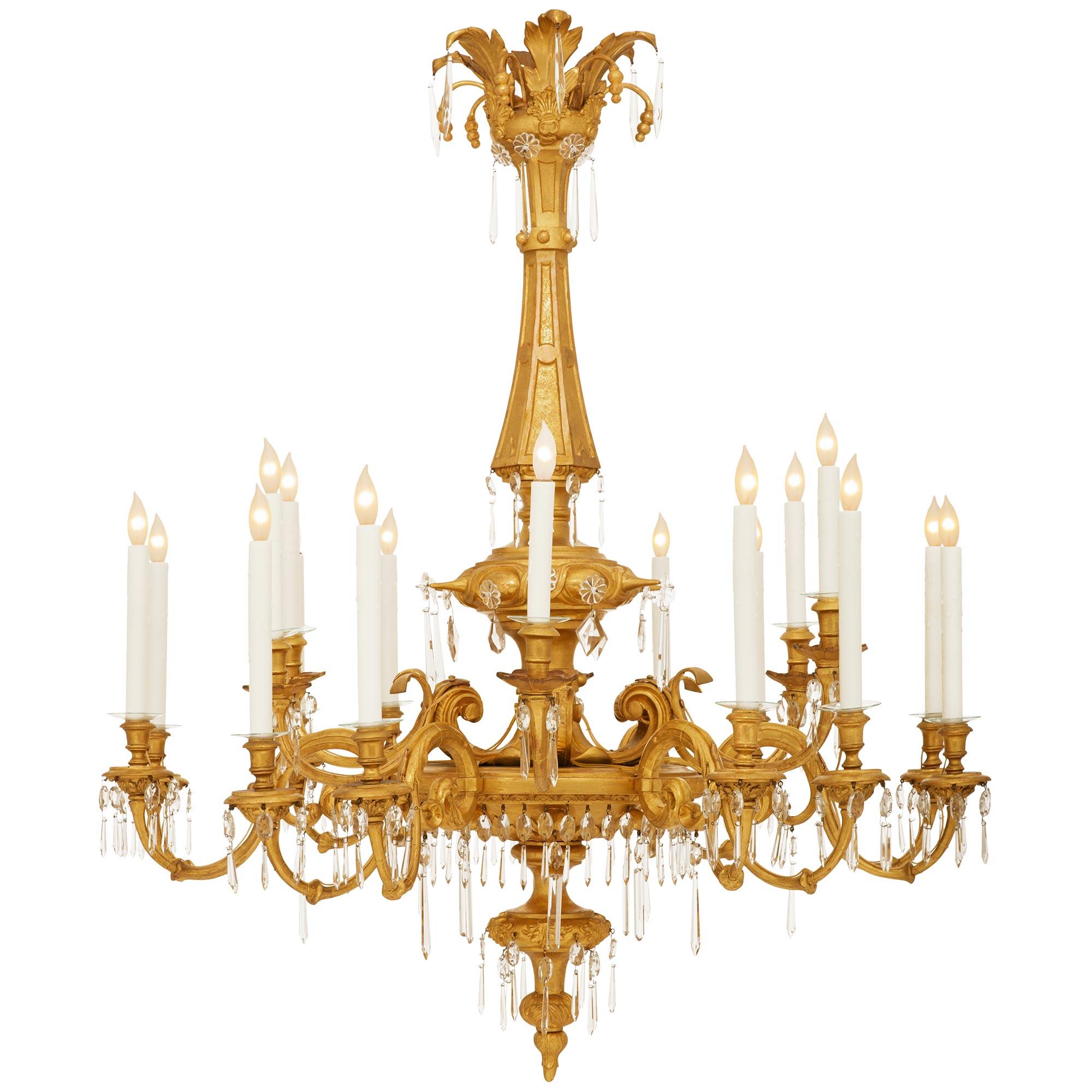 Lustre italien du 19ème siècle en bois doré et cristal Bon état - En vente à West Palm Beach, FL