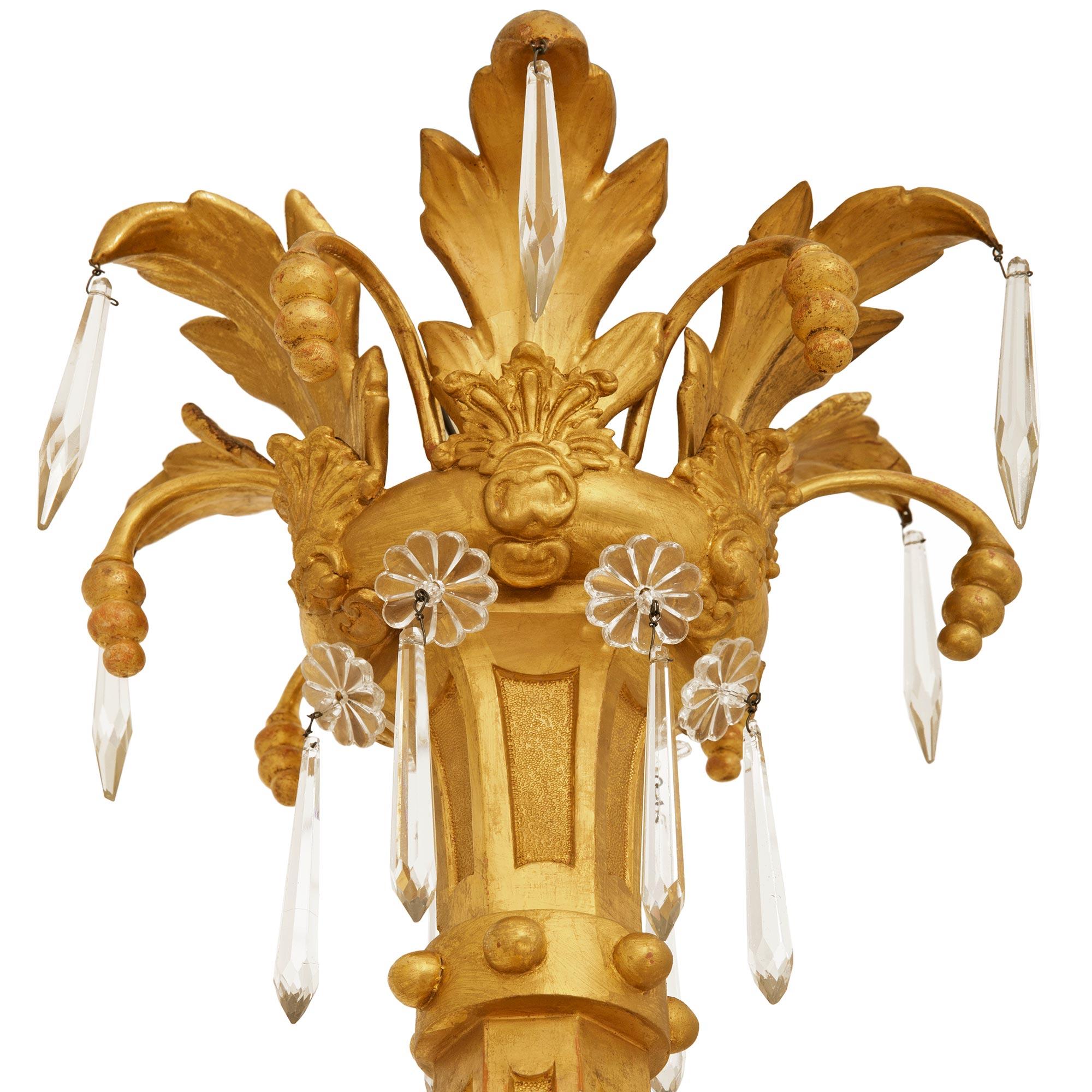 XIXe siècle Lustre italien du 19ème siècle en bois doré et cristal en vente