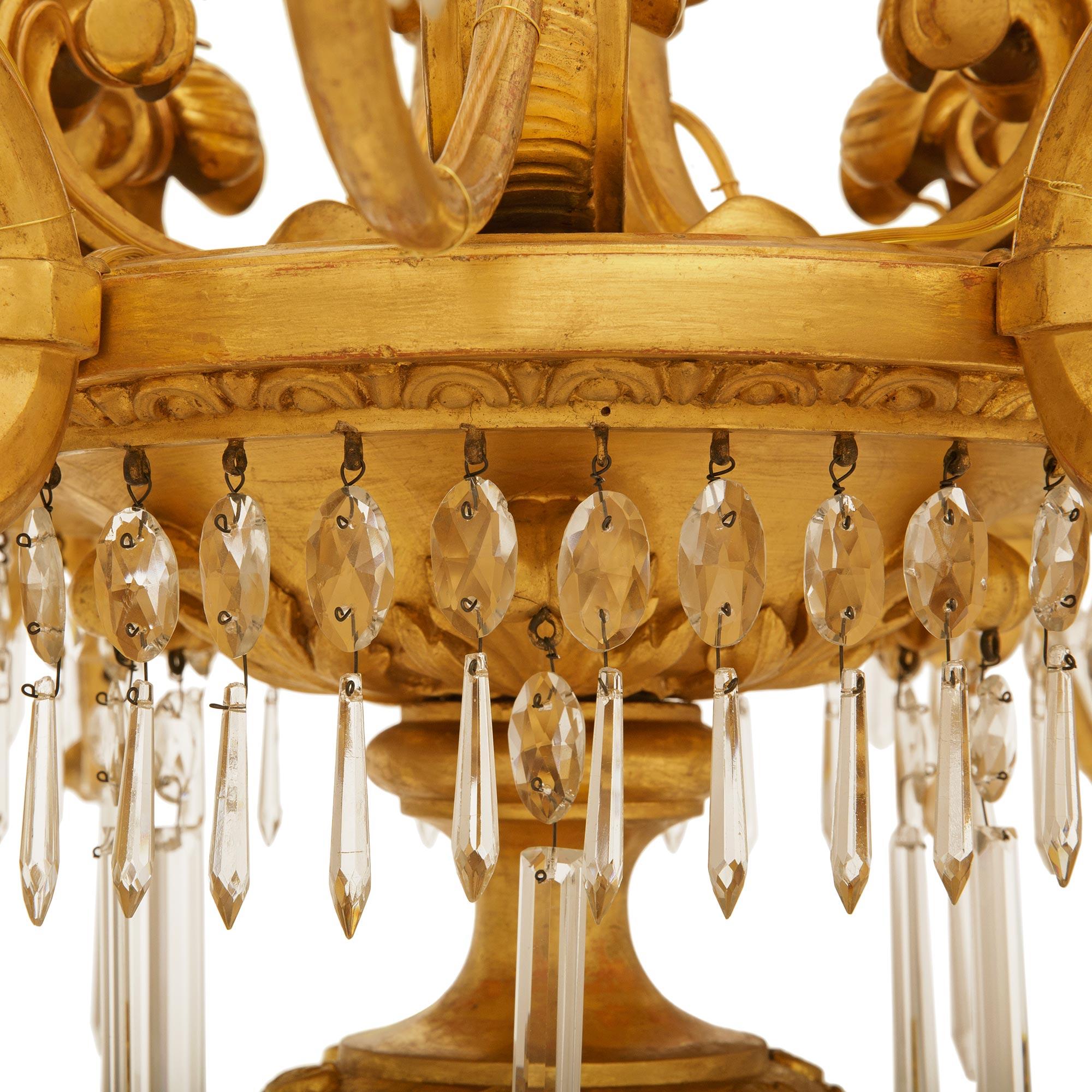 Lustre italien du 19ème siècle en bois doré et cristal en vente 1