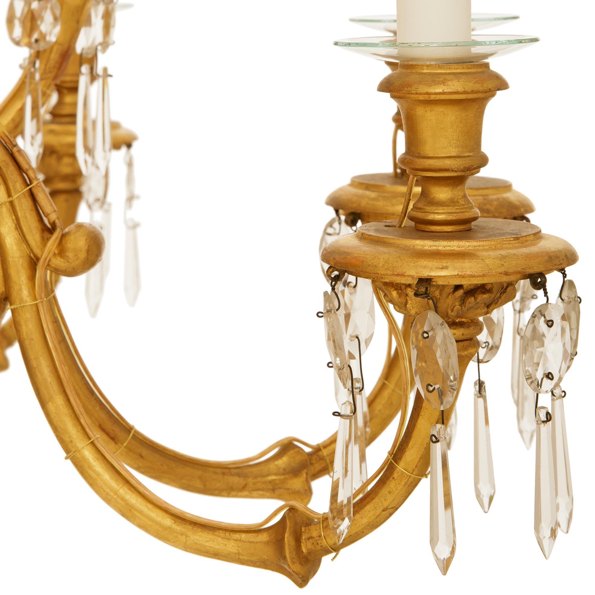Lustre italien du 19ème siècle en bois doré et cristal en vente 2