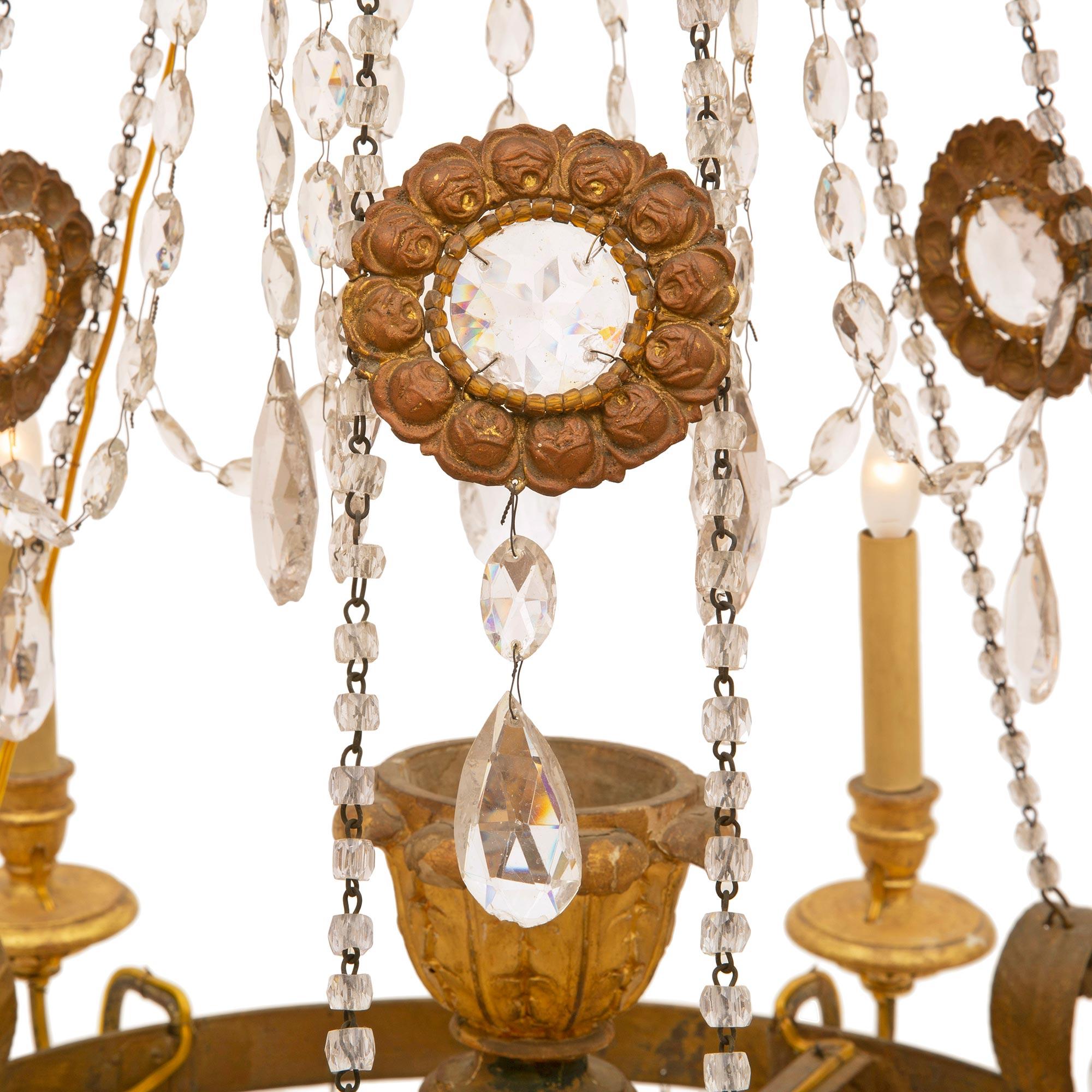 Italienischer Kronleuchter aus vergoldetem Holz und Kristall aus dem 19. Jahrhundert im Angebot 2