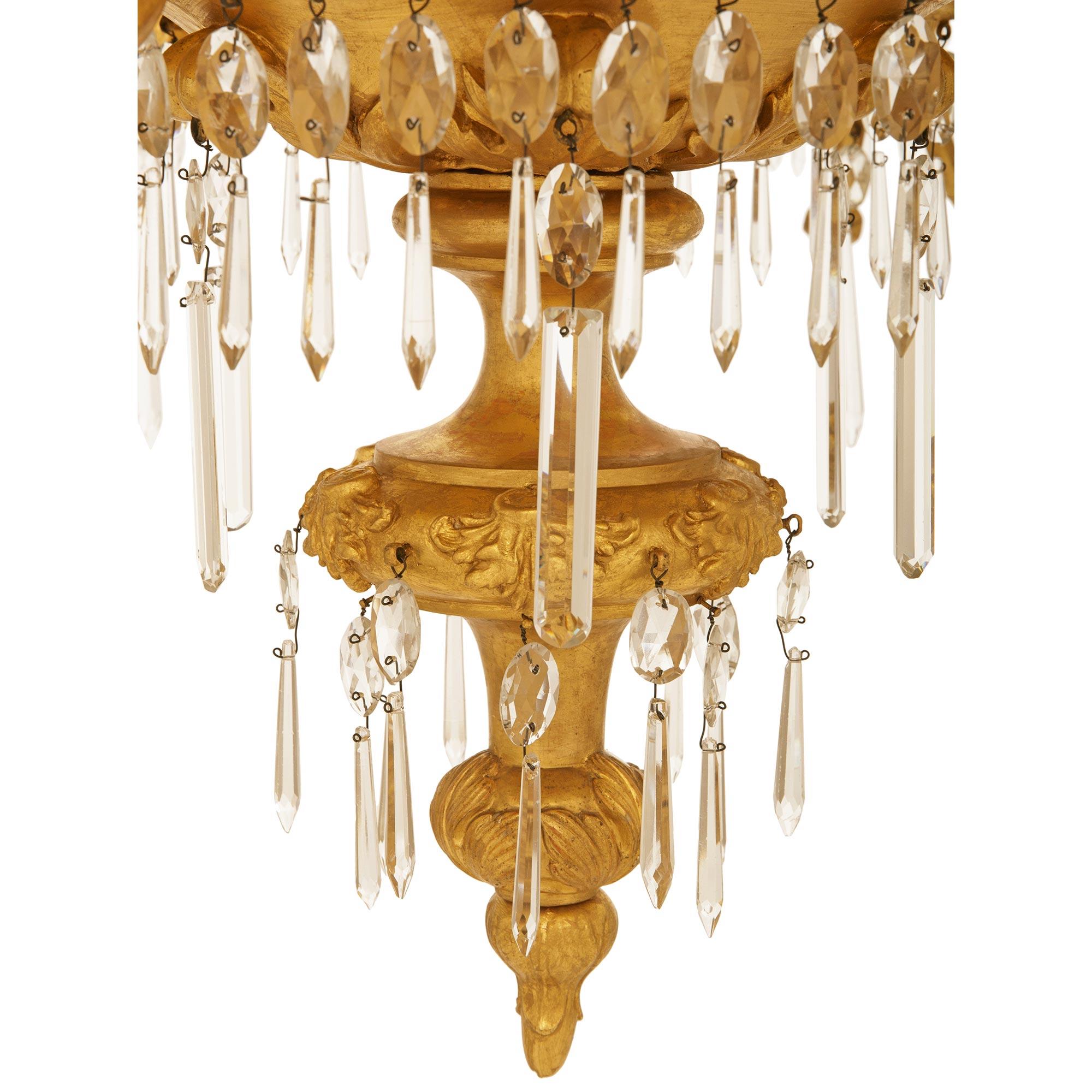 Lustre italien du 19ème siècle en bois doré et cristal en vente 3