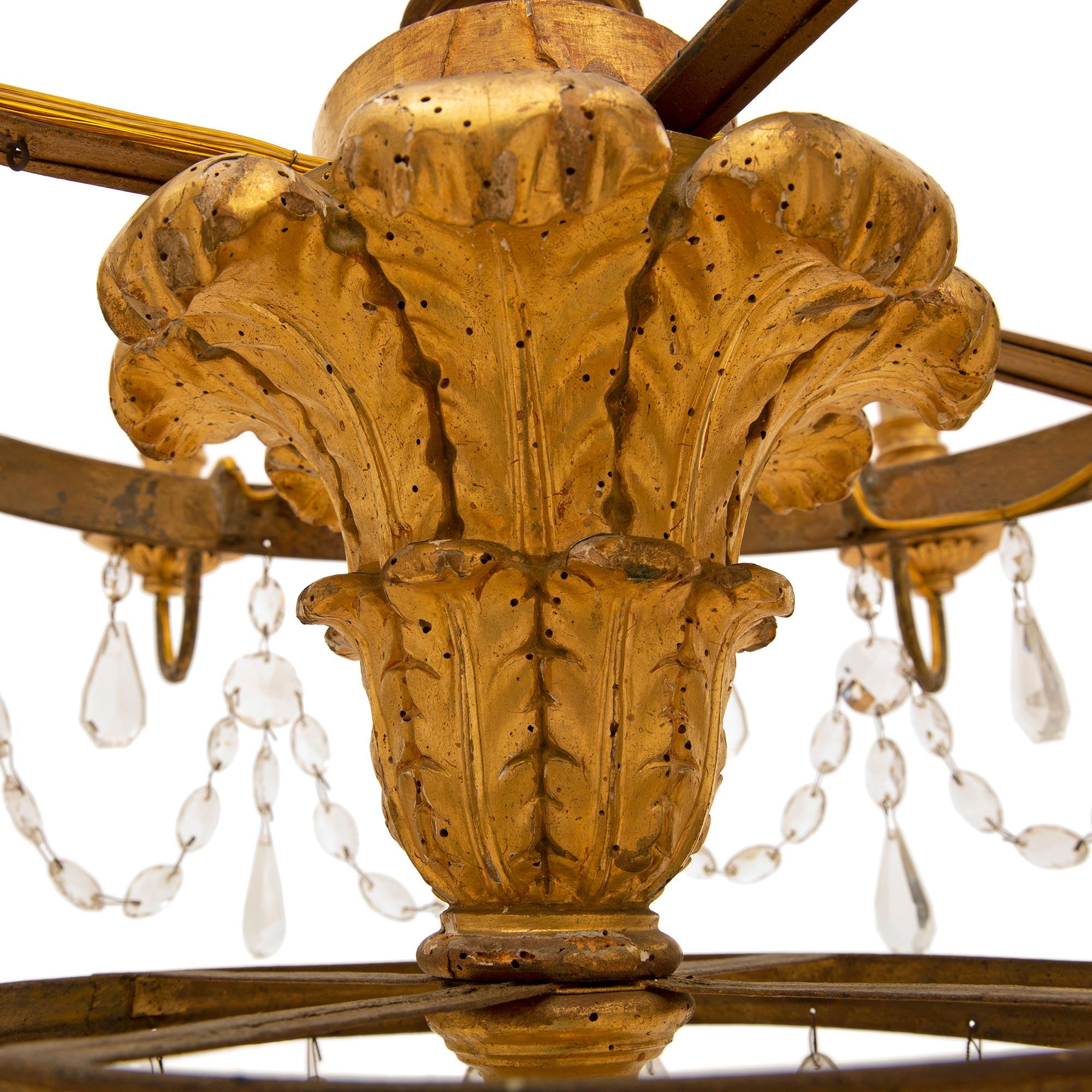 Italienischer Kronleuchter aus vergoldetem Holz und Kristall aus dem 19. Jahrhundert im Angebot 3