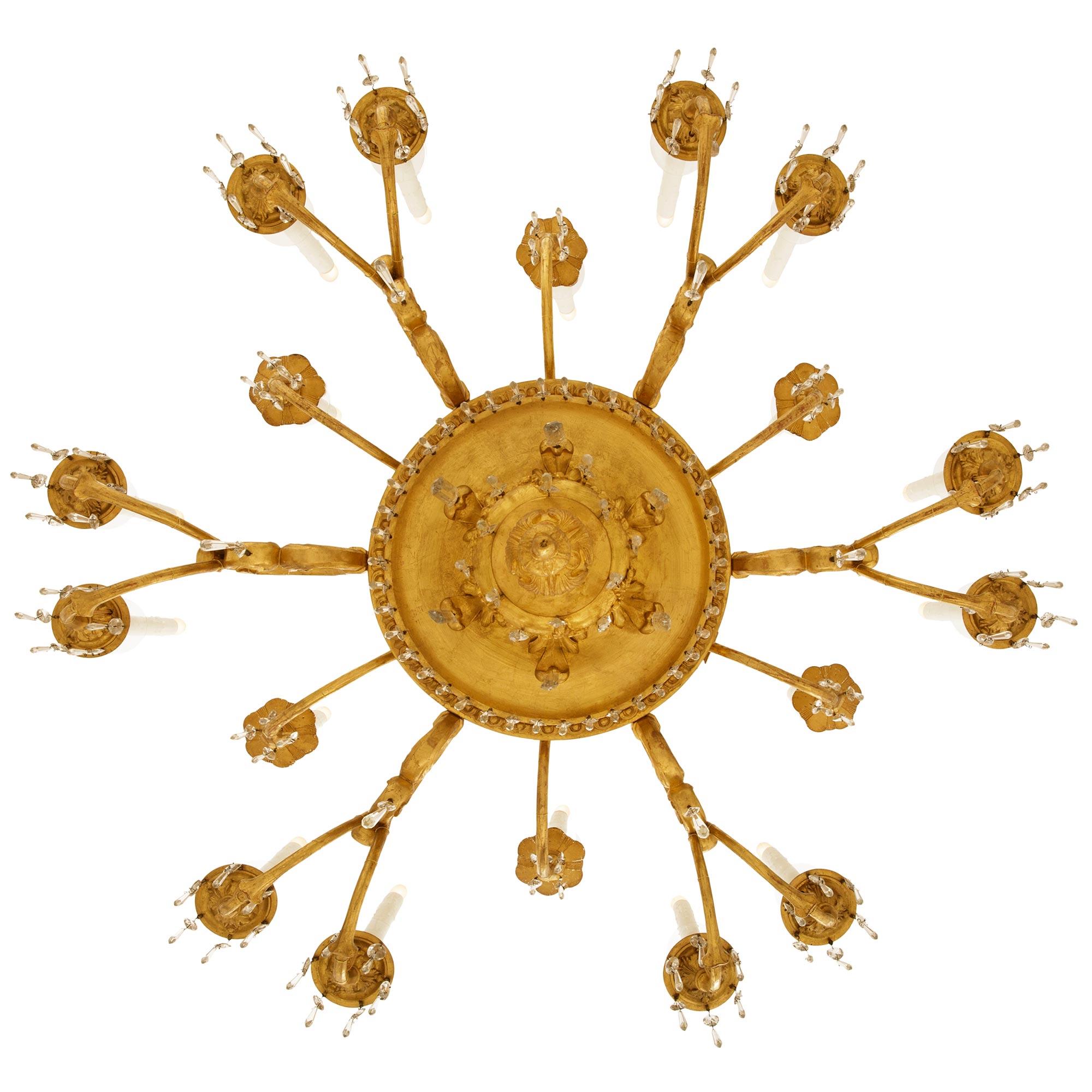 Lustre italien du 19ème siècle en bois doré et cristal en vente 4