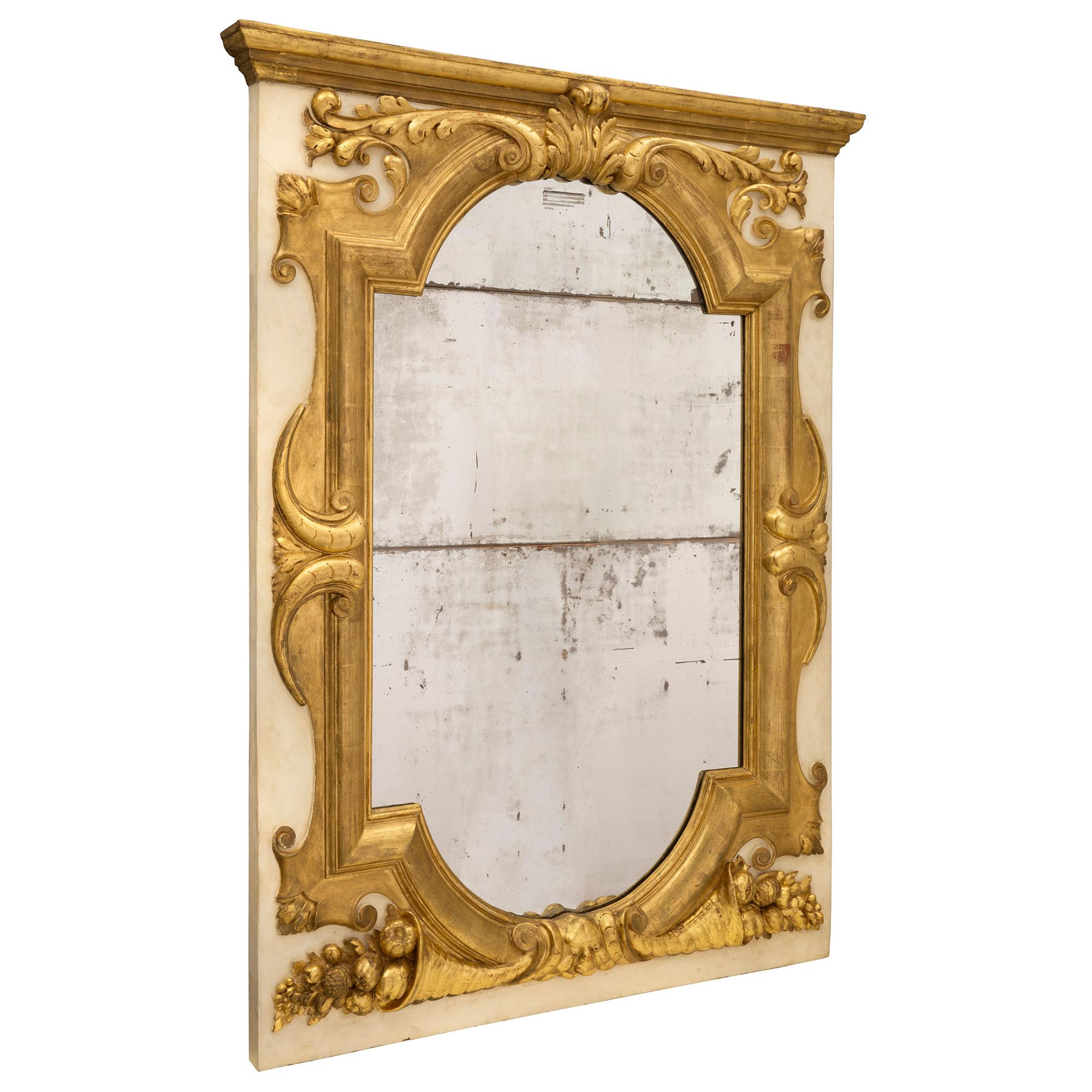 Patiné Miroir italien du 19ème siècle en bois doré et patiné blanc cassé en vente