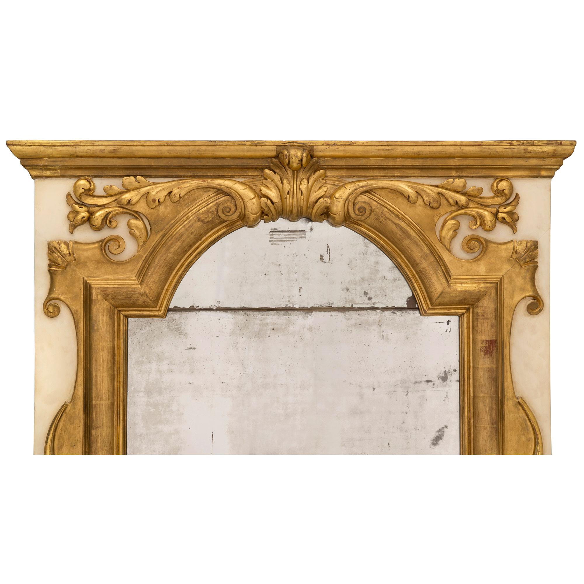 Miroir italien du 19ème siècle en bois doré et patiné blanc cassé Bon état - En vente à West Palm Beach, FL