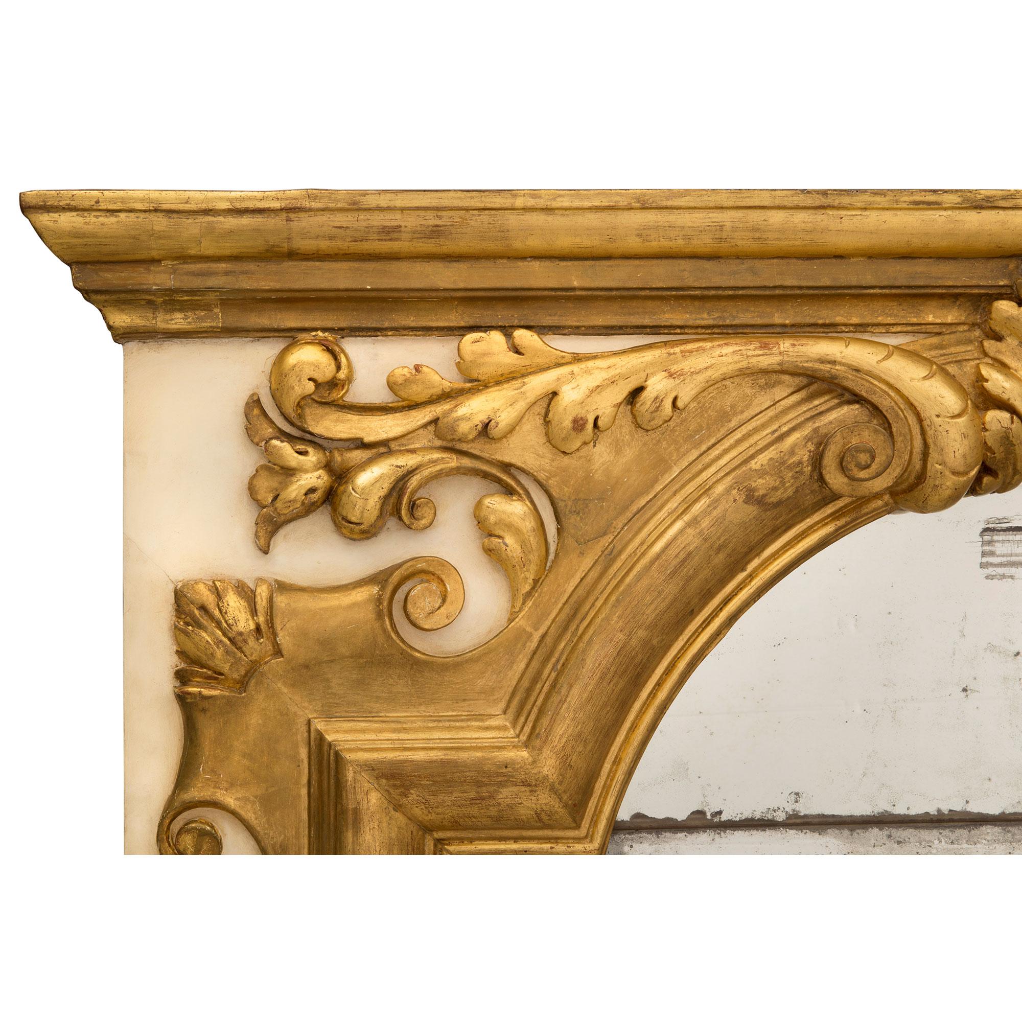 XIXe siècle Miroir italien du 19ème siècle en bois doré et patiné blanc cassé en vente
