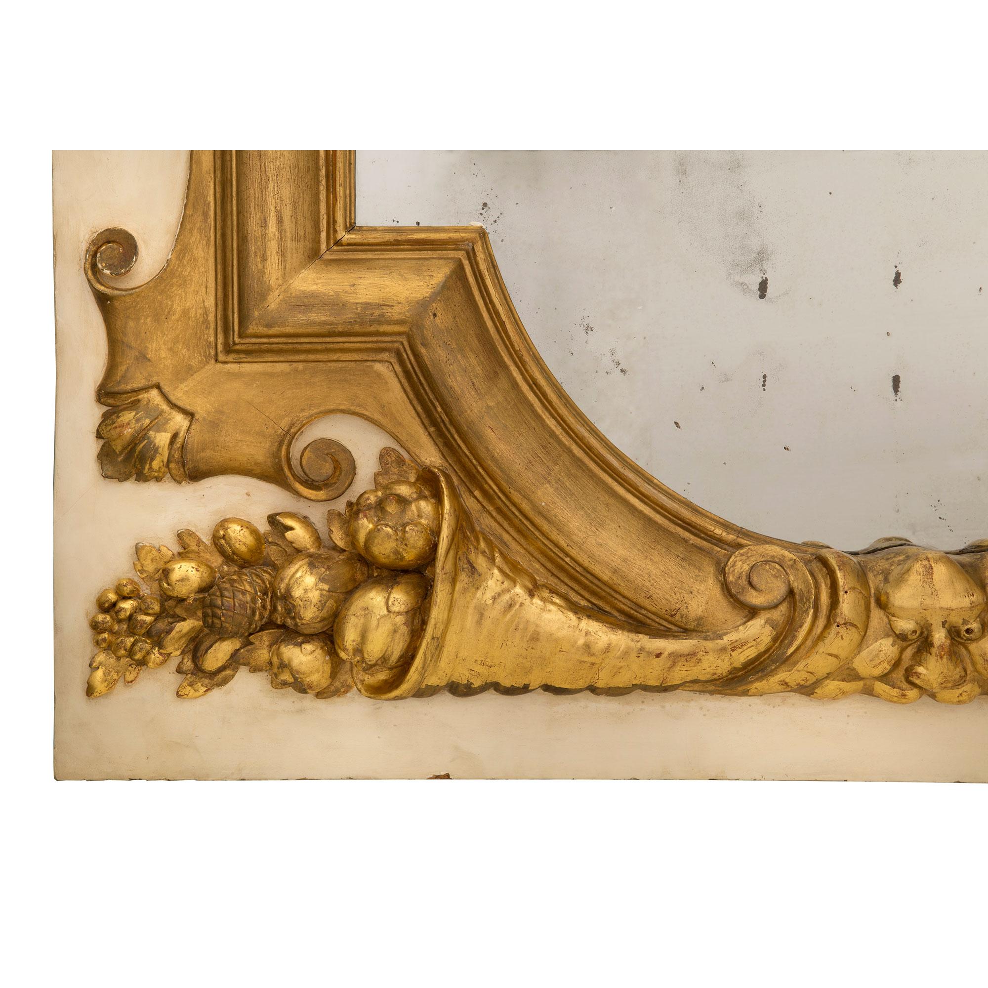 Miroir italien du 19ème siècle en bois doré et patiné blanc cassé en vente 1