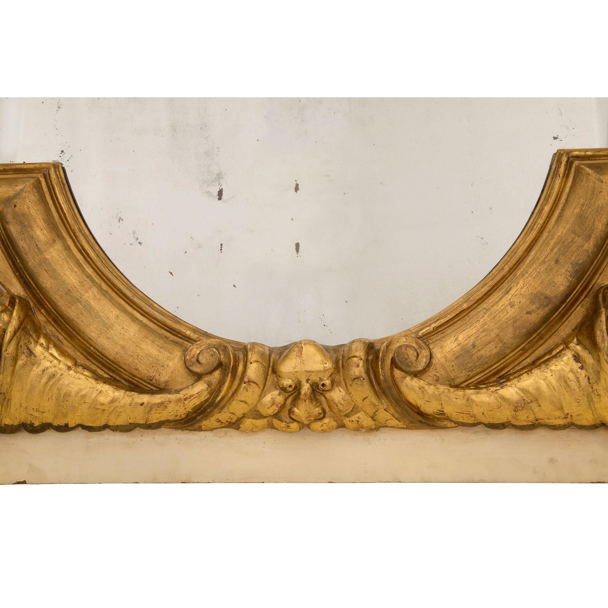 Miroir italien du 19ème siècle en bois doré et patiné blanc cassé en vente 2