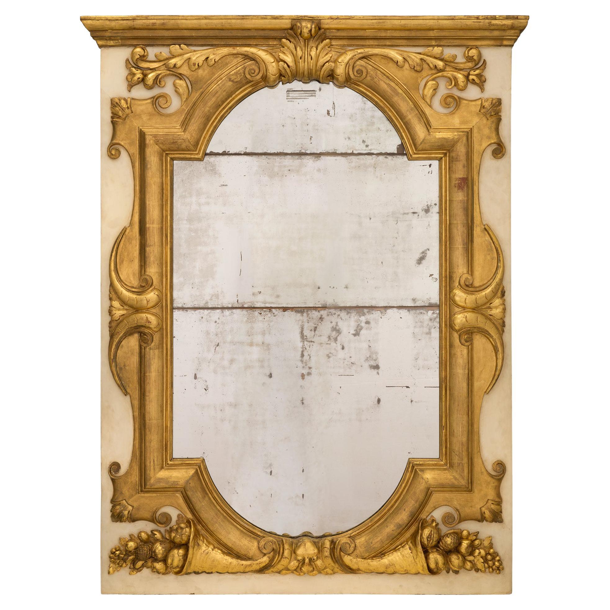 Miroir italien du 19ème siècle en bois doré et patiné blanc cassé