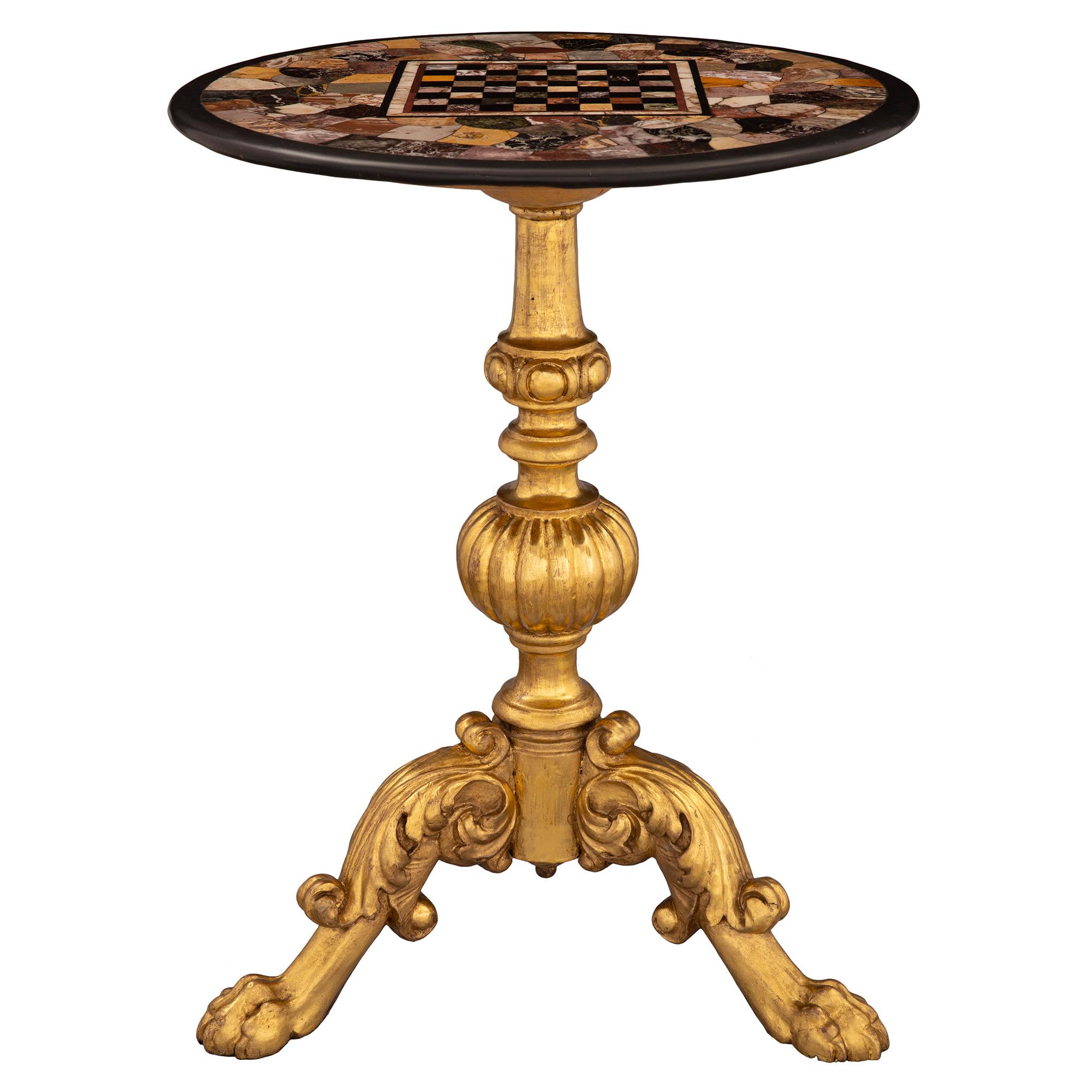 Magnifique table d'appoint en bois doré et marbre Pietra Dura du 19e siècle, très décorative. La table est surélevée par une superbe base en bois doré richement sculpté avec trois pieds finement chantournés, chacun décoré de beaux pieds en patte et