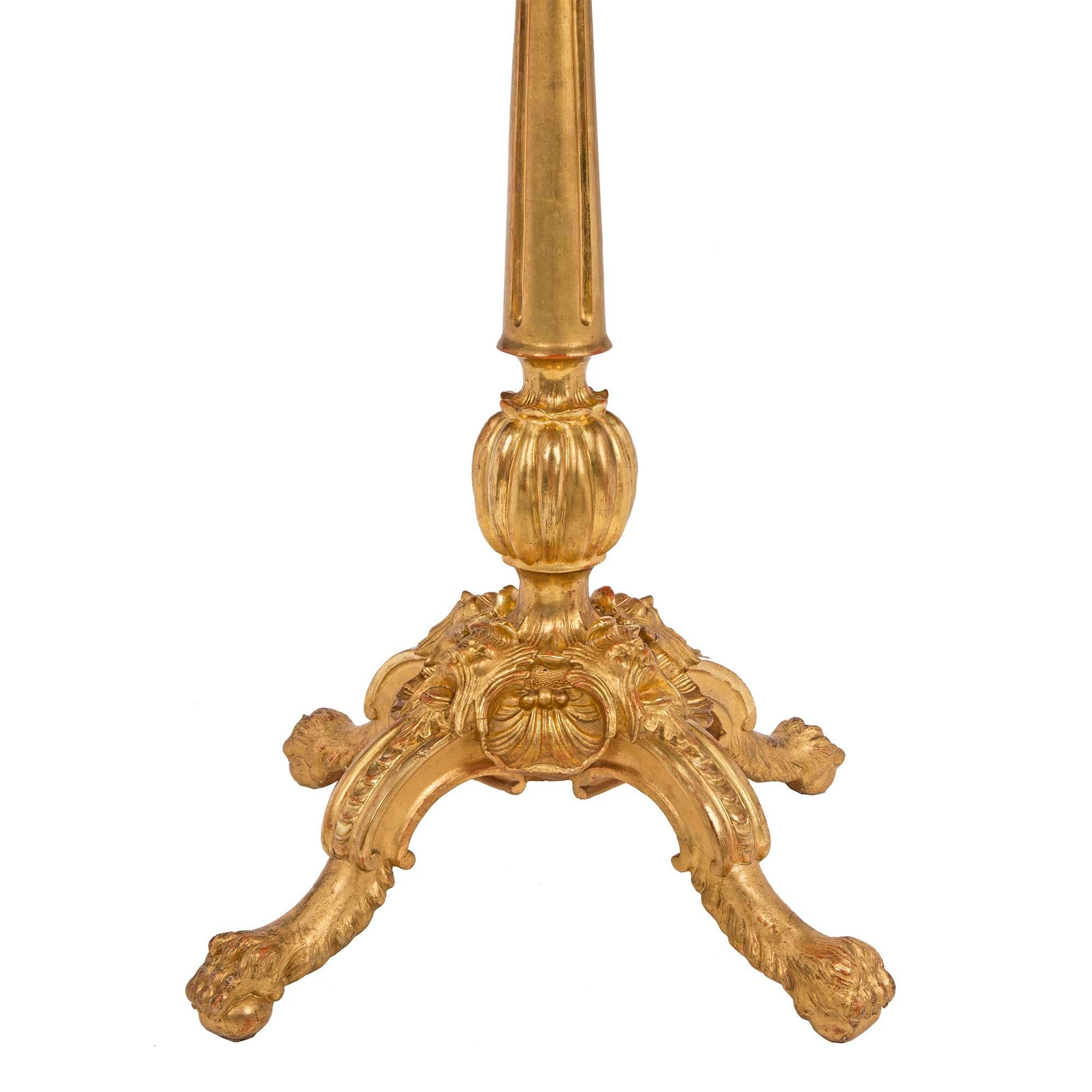Cuir Table d'appoint italienne du 19ème siècle en bois doré et marbre Pietra Dura en vente