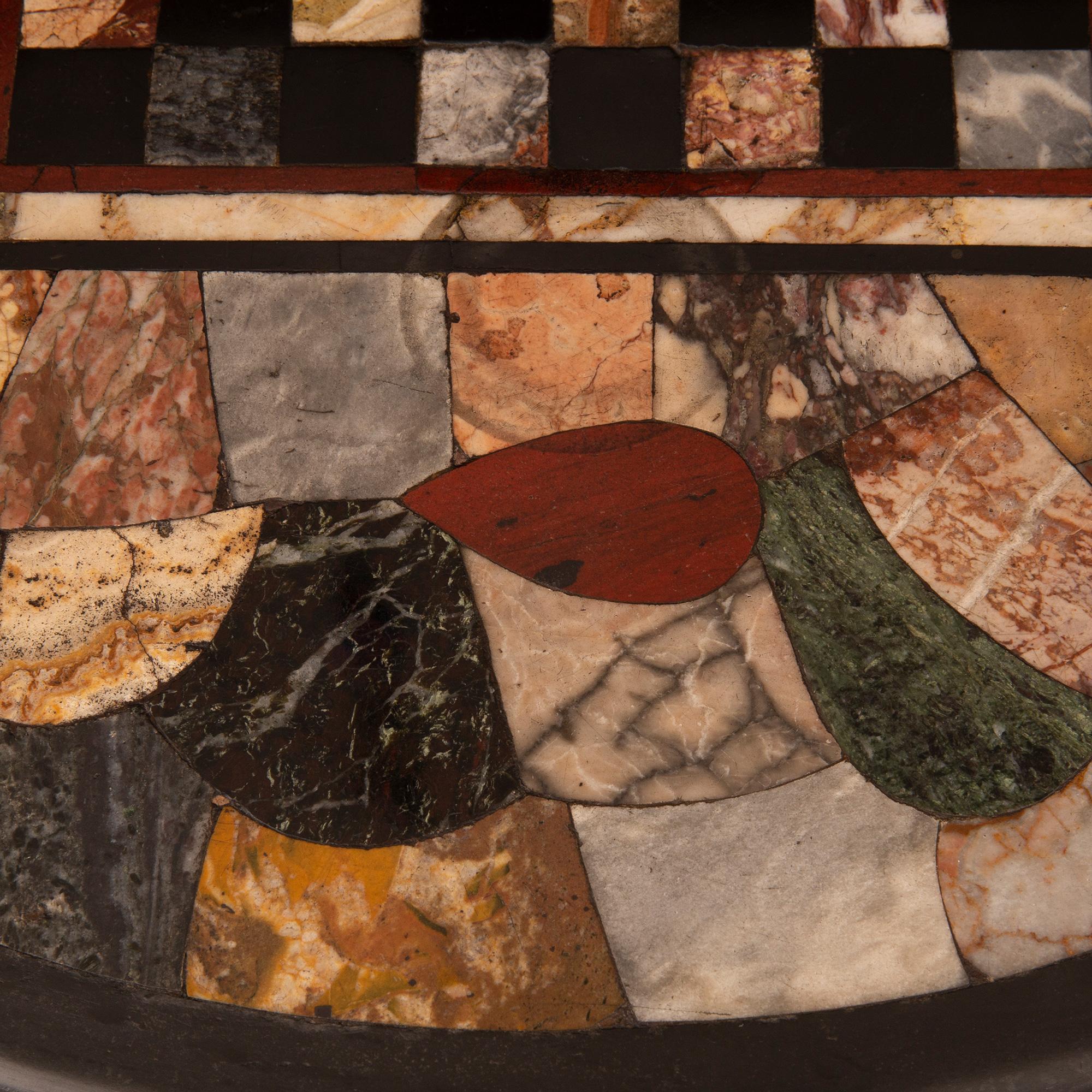 Table d'appoint italienne du 19ème siècle en bois doré et marbre Pietra Dura en vente 1