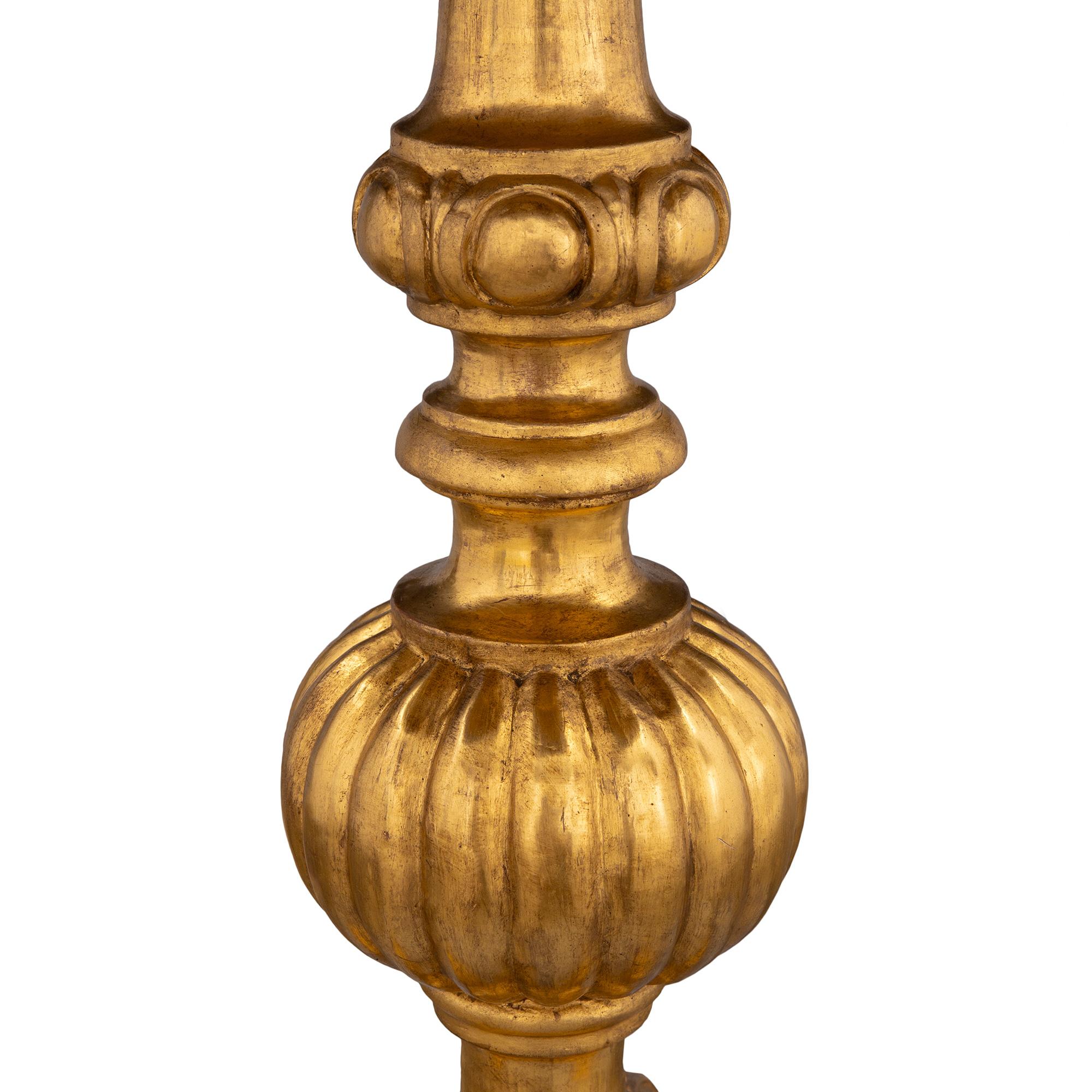 Table d'appoint italienne du 19ème siècle en bois doré et marbre Pietra Dura en vente 2