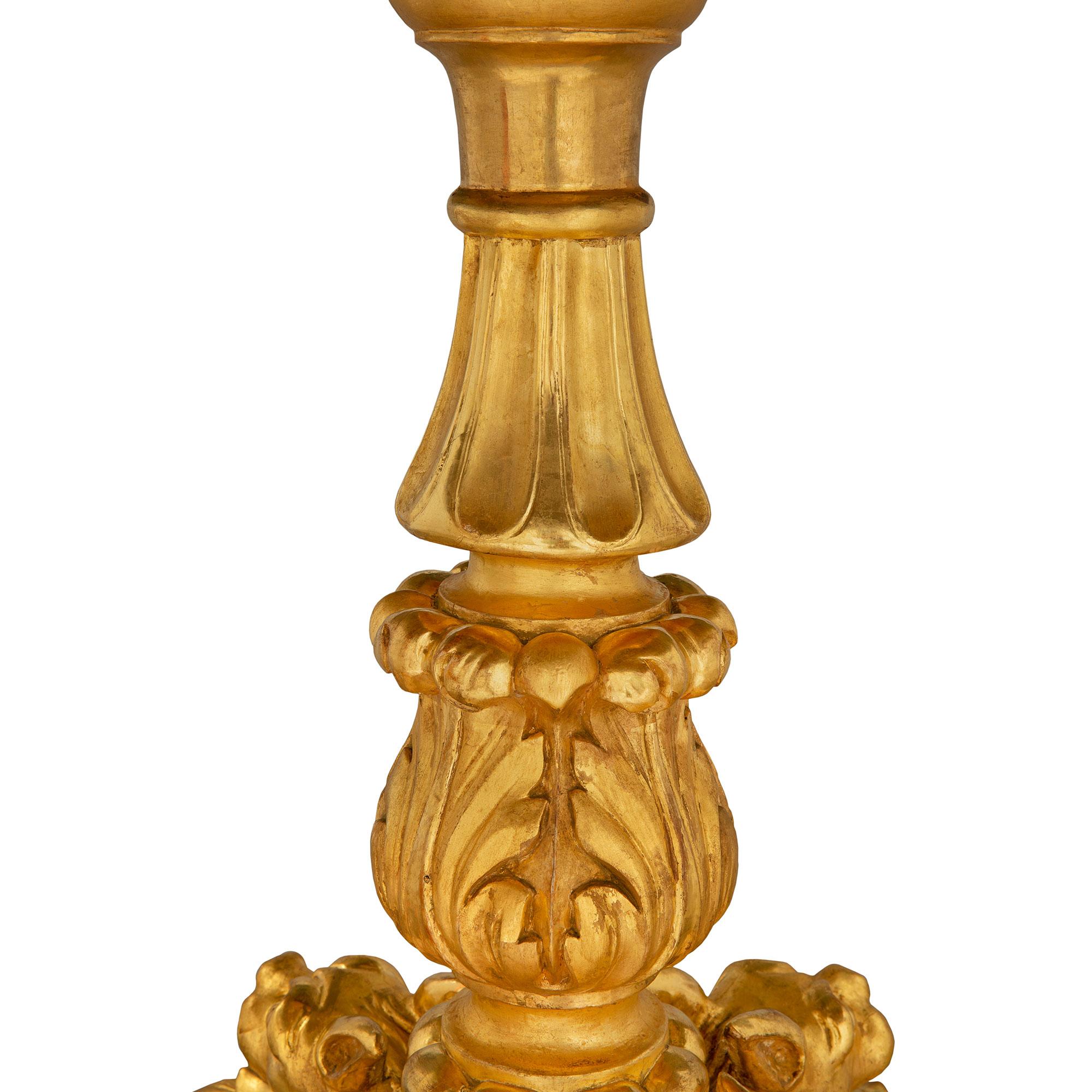 Italienischer Beistelltisch aus Giltwood und Marmor aus dem 19. (Vergoldetes Holz) im Angebot