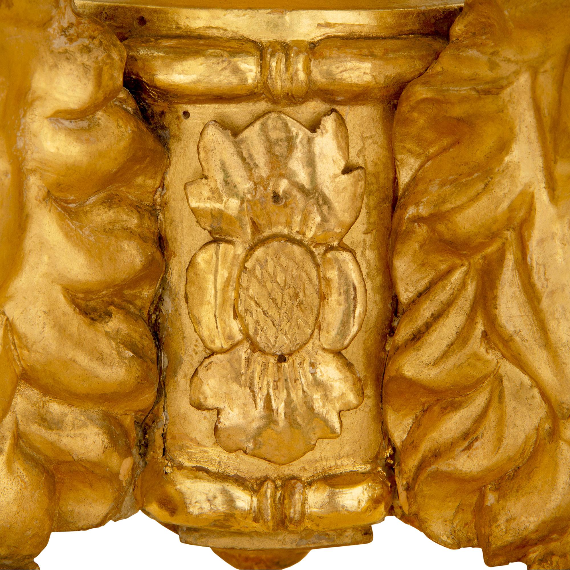 Italienischer Beistelltisch aus Giltwood und Marmor aus dem 19. im Angebot 2