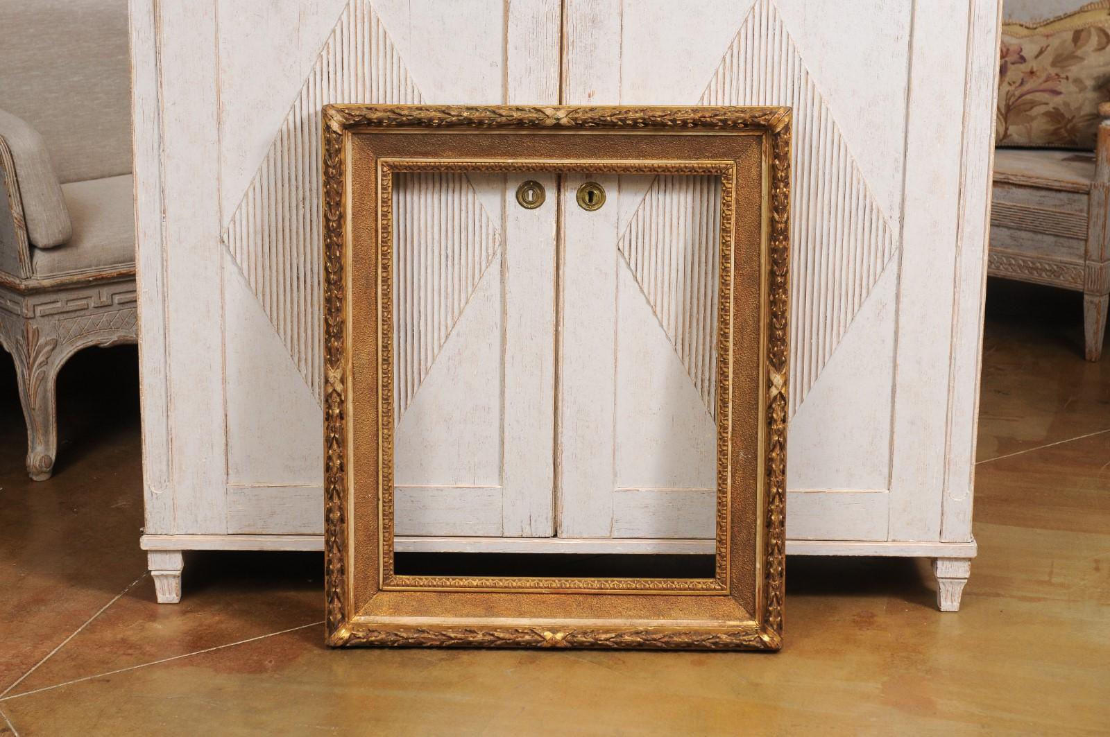 Italian 19th Century Giltwood Frame with Carved Foliage and Rais-de-Cœur In Good Condition For Sale In Atlanta, GA