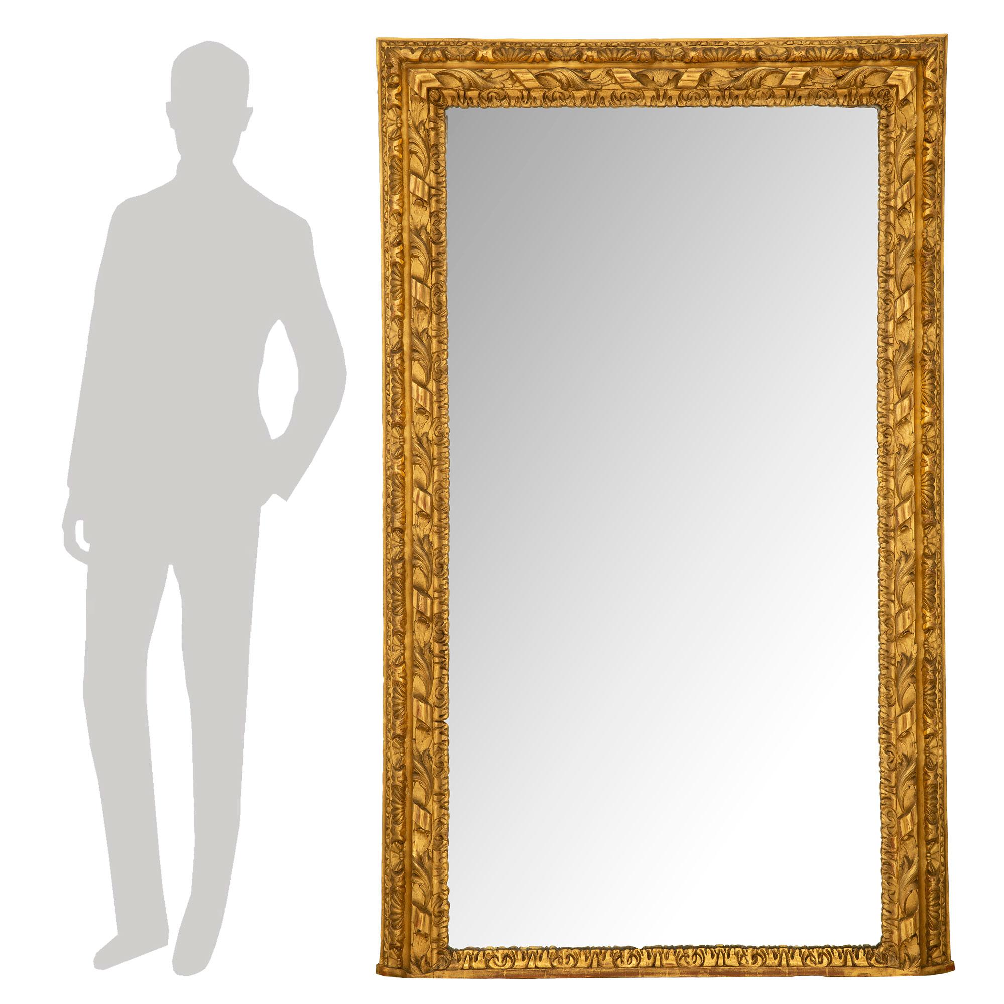 Un beau miroir en bois doré italien du 19ème siècle de grande qualité. La plaque de miroir d'origine est placée dans un cadre marbré et feuillagé remarquable et merveilleusement exécuté, avec un très élégant motif de ruban noué. Toutes les pièces
