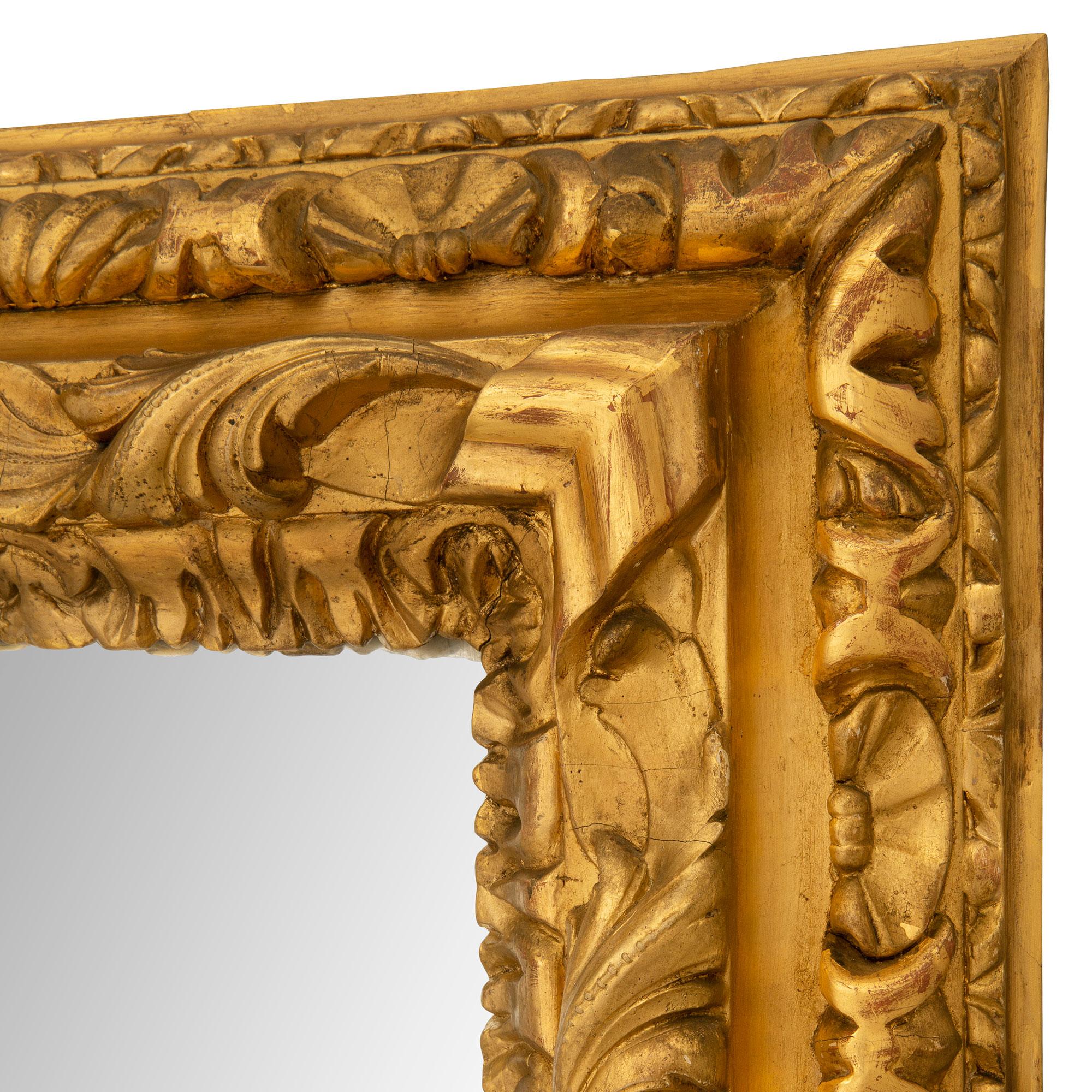 Italienischer Spiegel aus vergoldetem Holz aus dem 19. Jahrhundert im Angebot 1