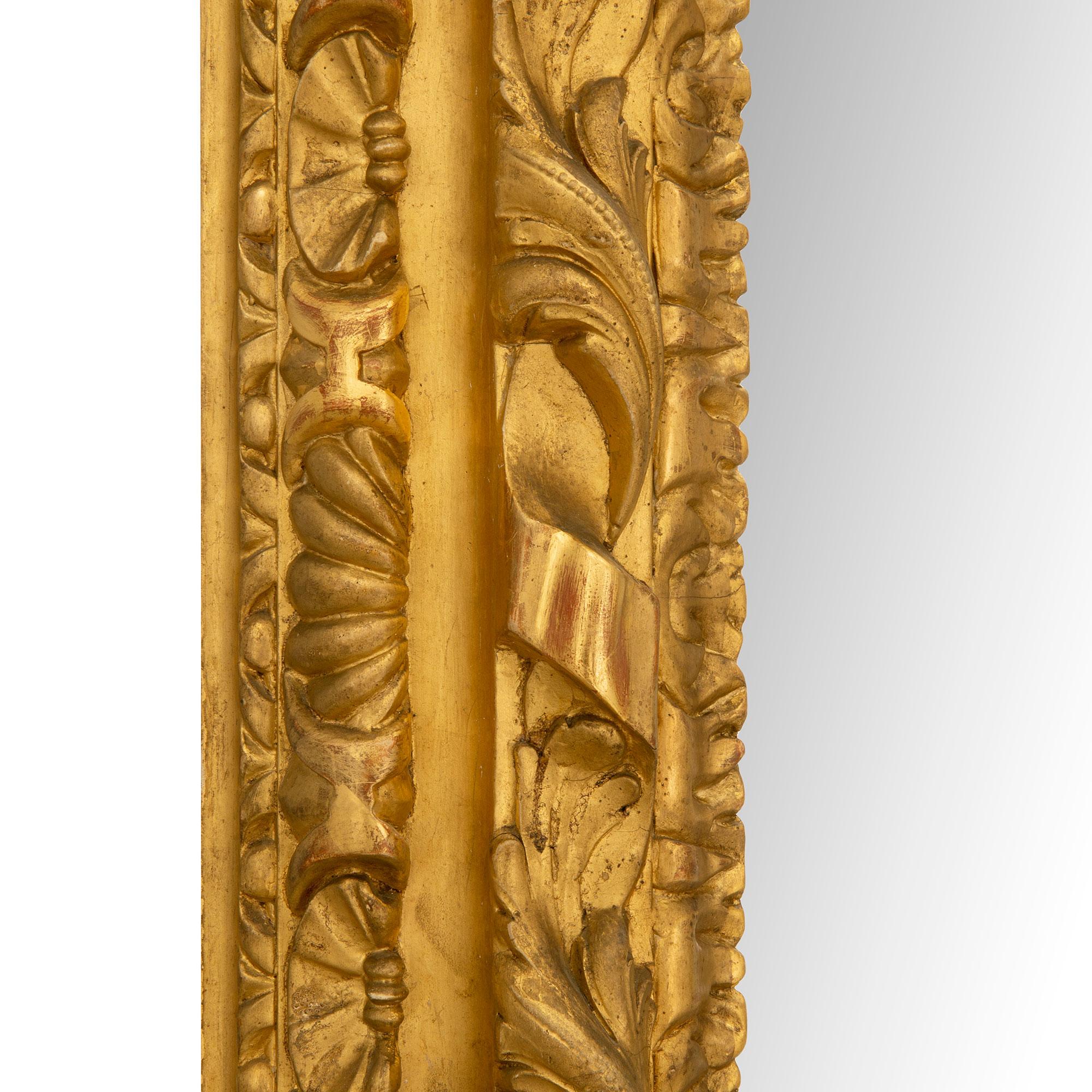 Italienischer Spiegel aus vergoldetem Holz aus dem 19. Jahrhundert im Angebot 4