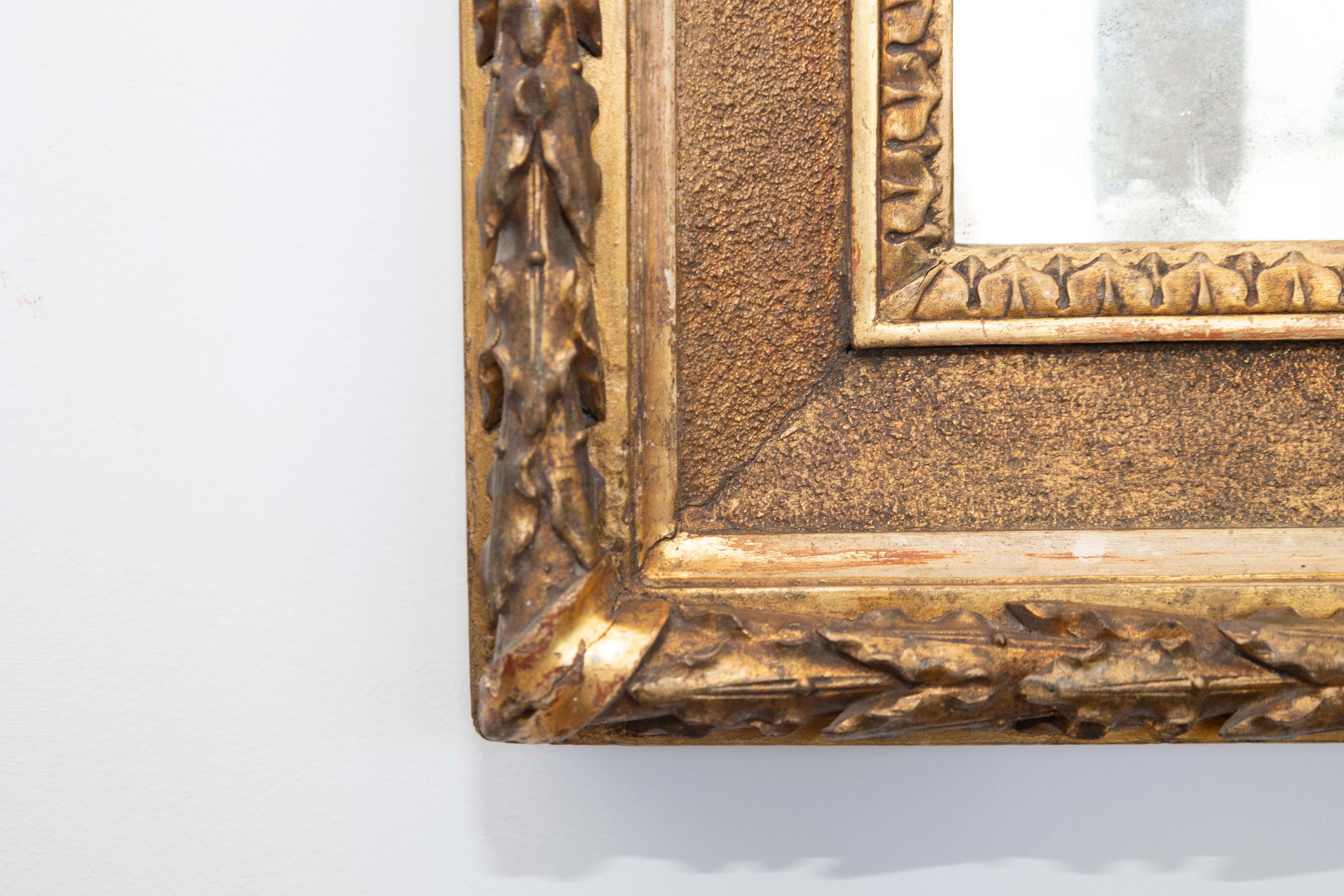 Italienischer Giltwood-Spiegel des 19. Jahrhunderts mit geschnitztem Laub und Rais-de-Cœur (Geschnitzt) im Angebot