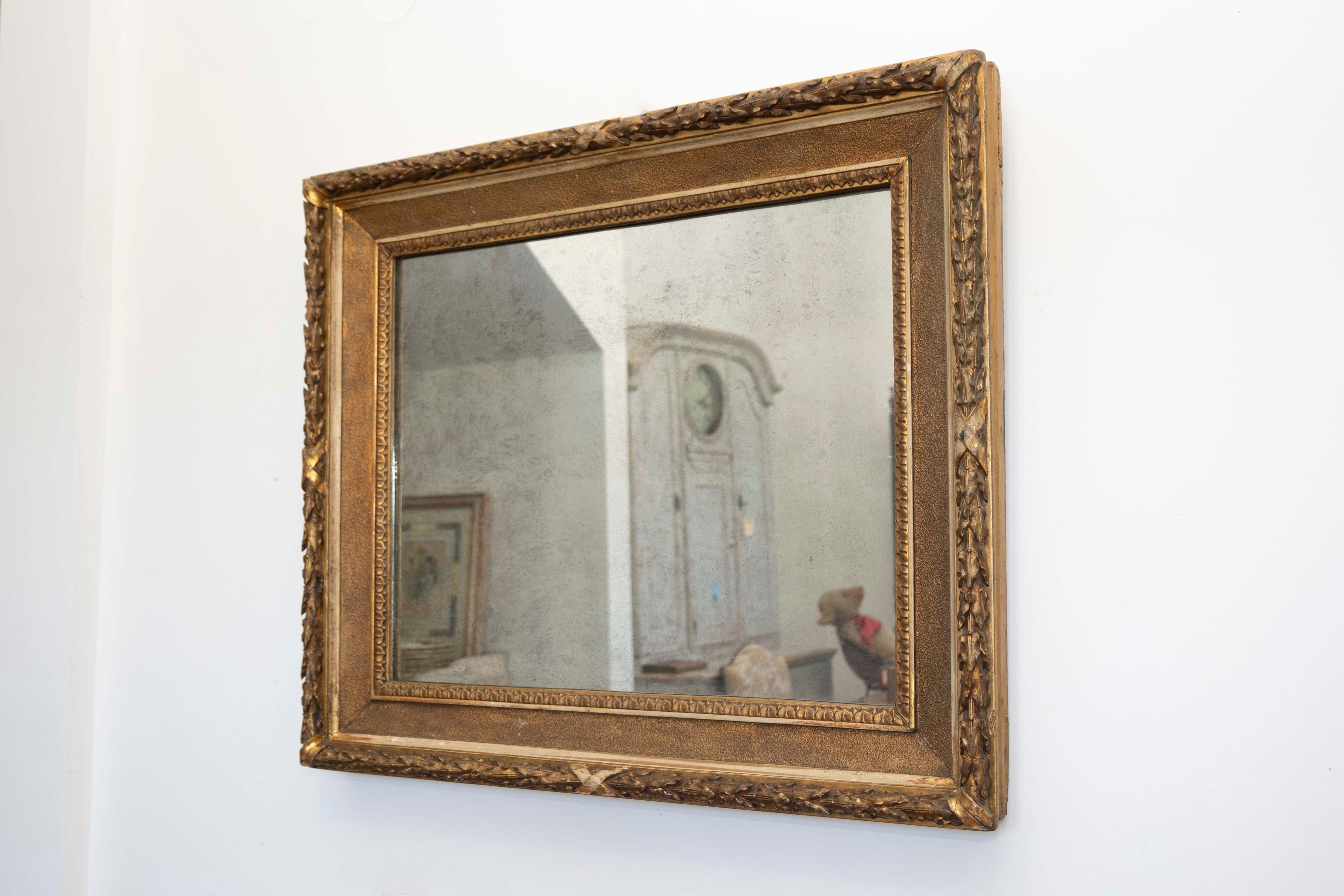 Italienischer Giltwood-Spiegel des 19. Jahrhunderts mit geschnitztem Laub und Rais-de-Cœur im Zustand „Gut“ im Angebot in Atlanta, GA