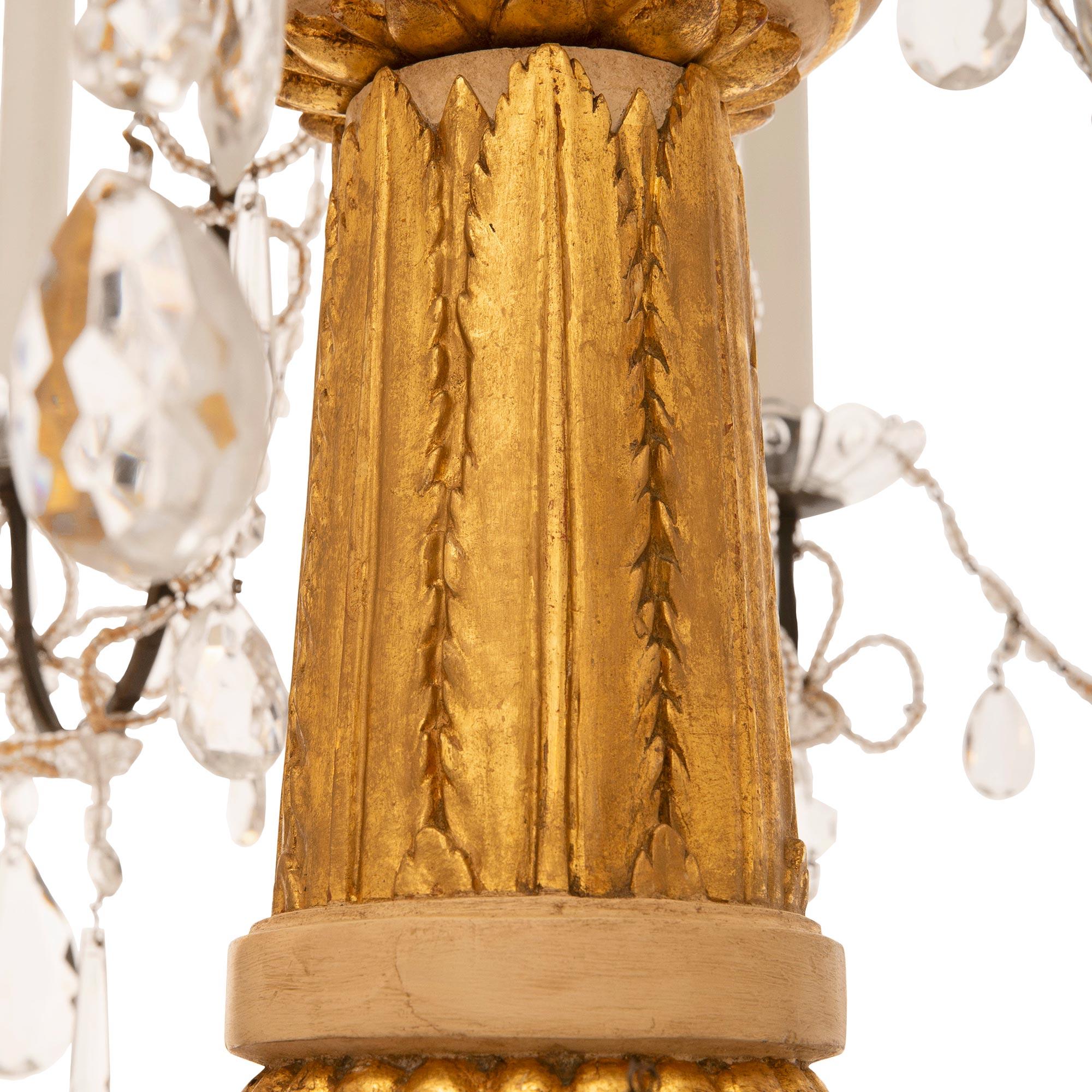 Italienischer Kronleuchter aus vergoldetem Holz, patiniertem Holz, Eisen und Kristall aus dem 19. Jahrhundert im Angebot 1