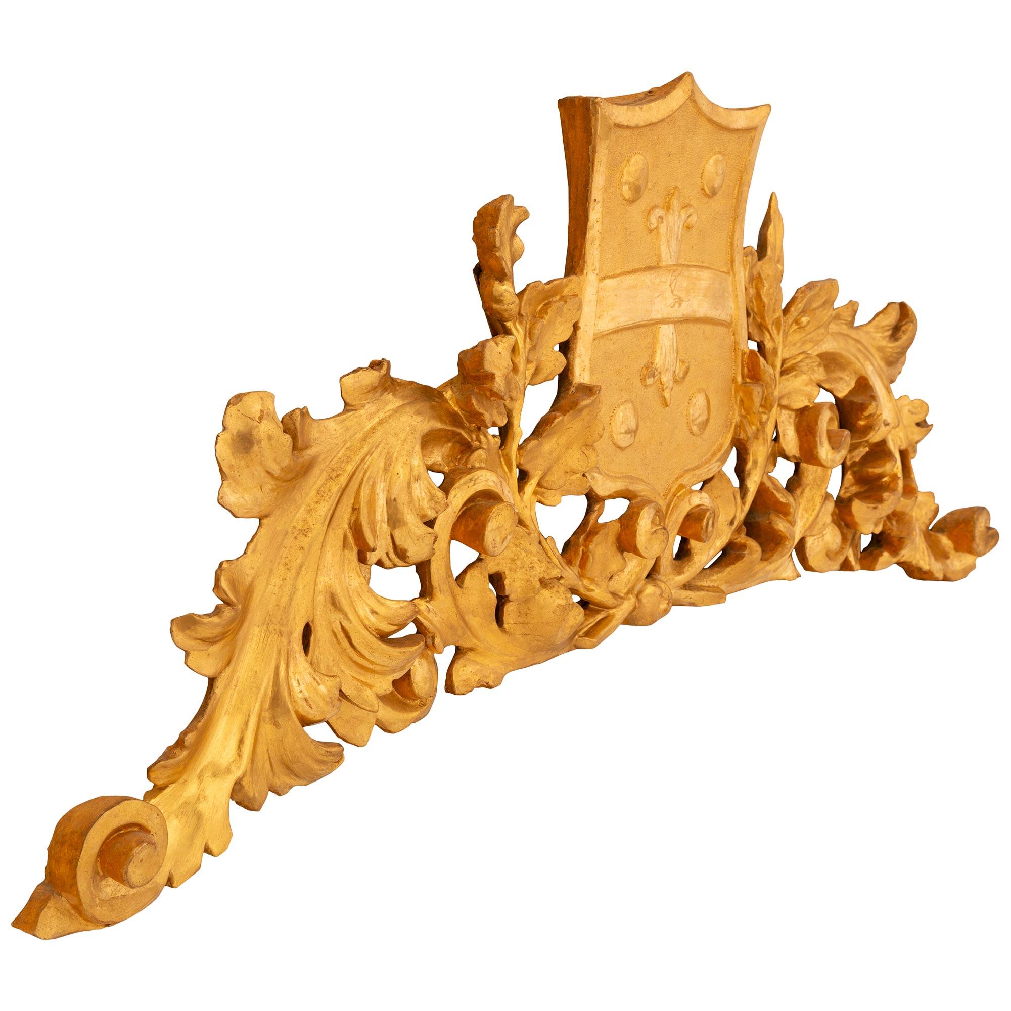 Italian 19th century Giltwood wall decor/plaque In Good Condition For Sale In West Palm Beach, FL