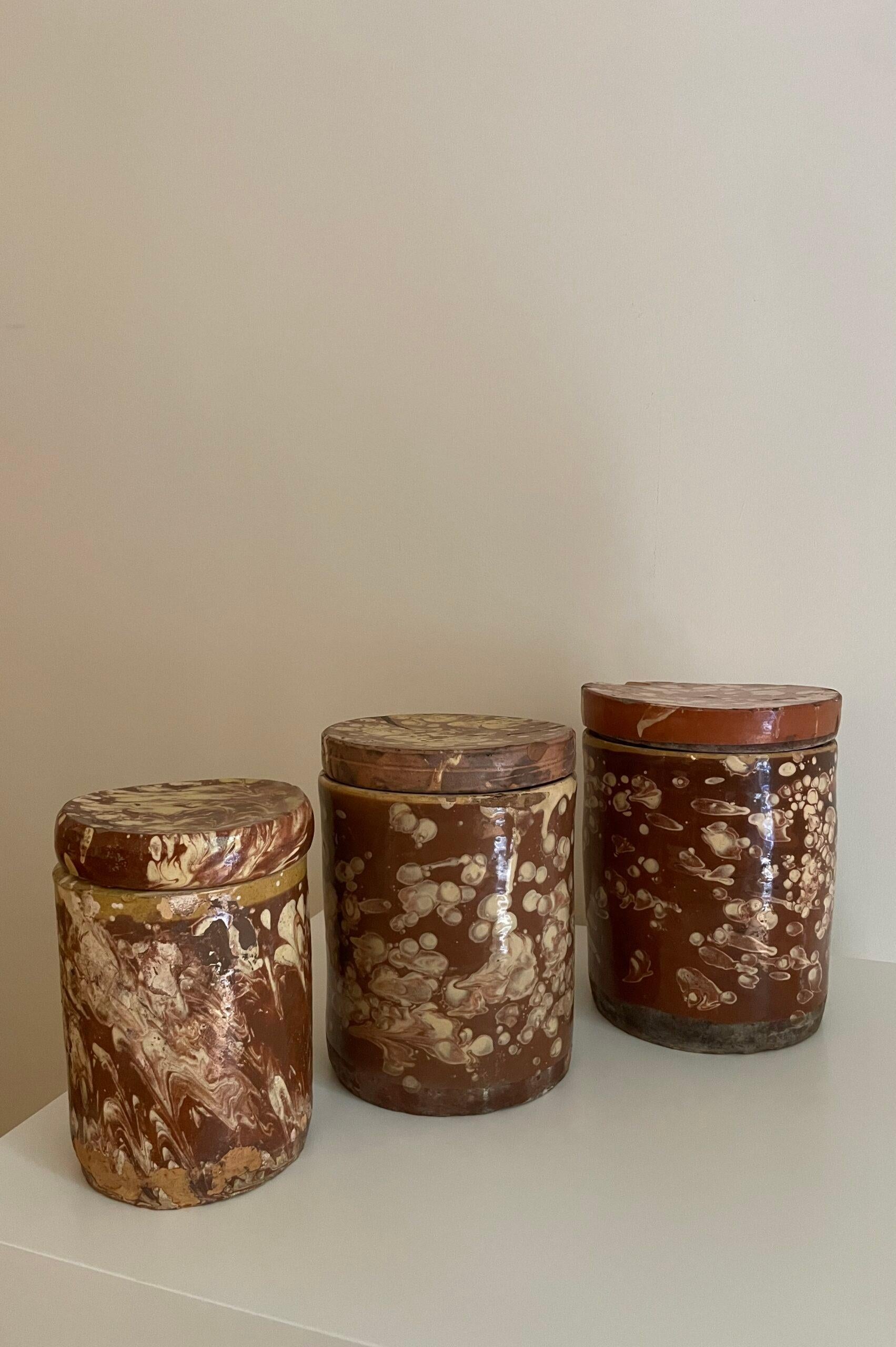 Antichi vasi in terracotta smaltata provenienti dalla Puglia, Italia, XIX secolo.

