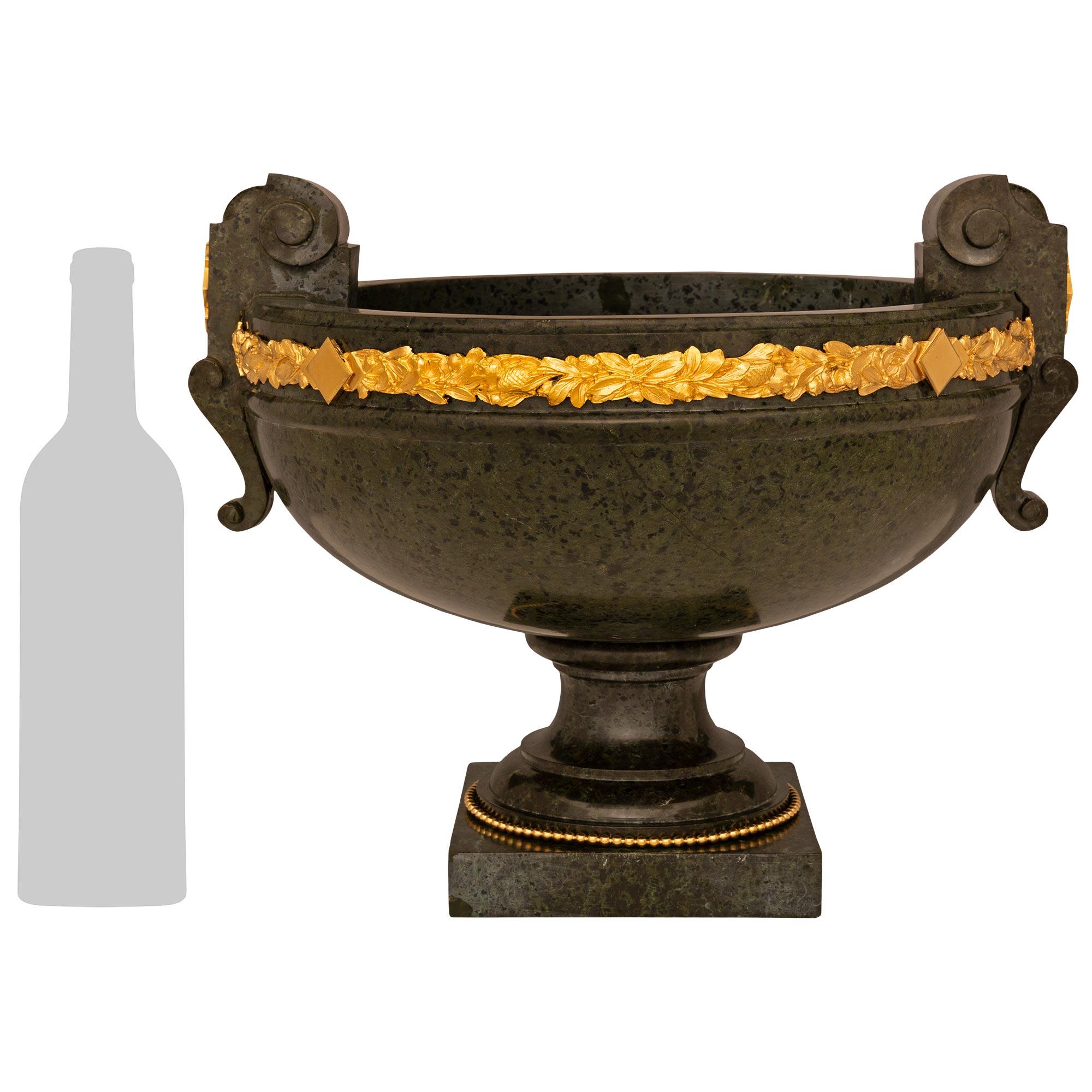 Une très belle et impressionnante statue italienne du 19ème siècle de style Grand Tour/Néoclassique. Urne en marbre vert Serpentine et Ormolu. Cette urne décorative repose sur une base carrée en marbre, surmontée d'un socle circulaire à bords
