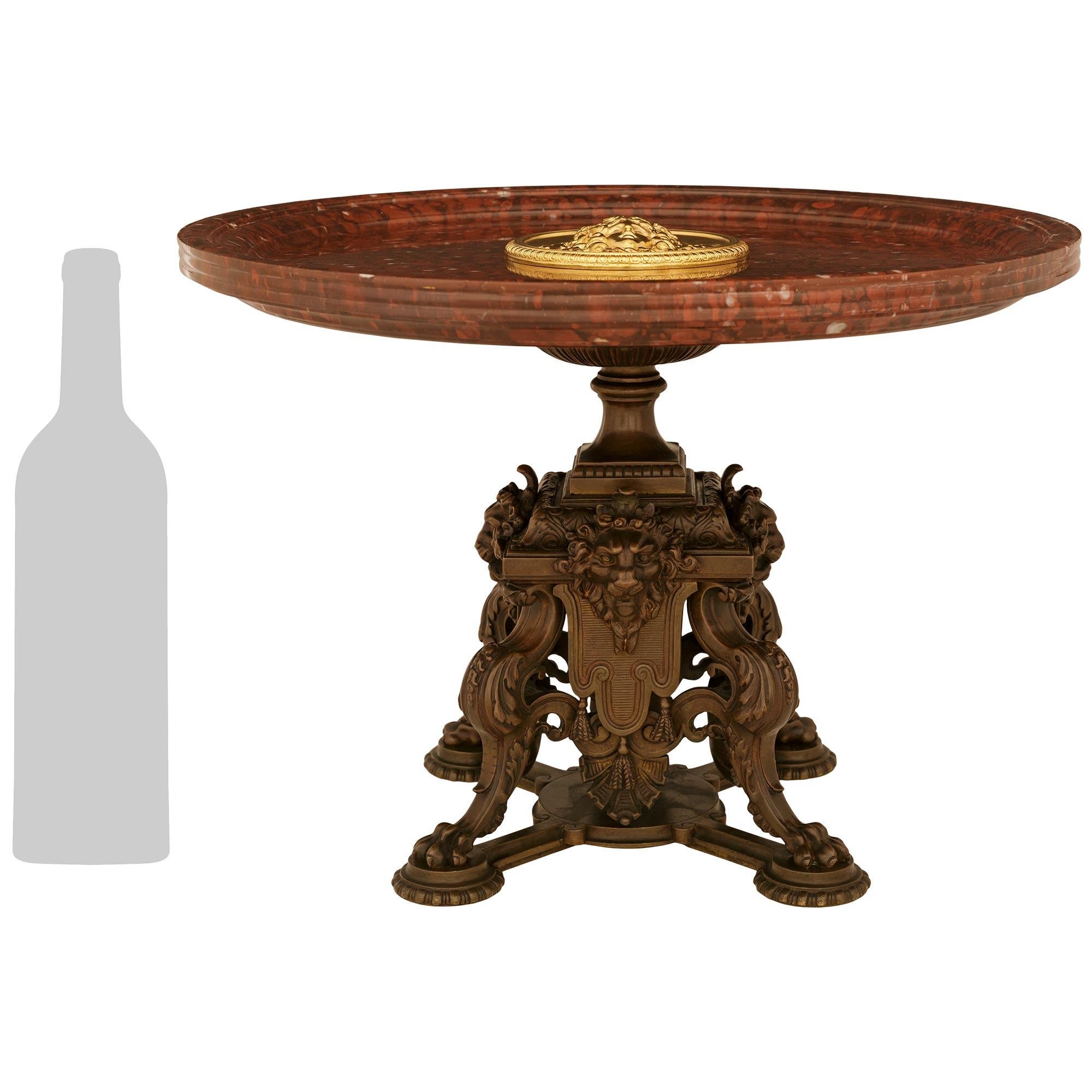 Encantadora y muy decorativa tazza central de bronce patinado, ormolu y mármol de la época neogriega del Gran Tour italiano del siglo XIX. Esta elegante tazza está elevada por cuatro patas de león sobre plataformas estriadas que conducen a cuatro