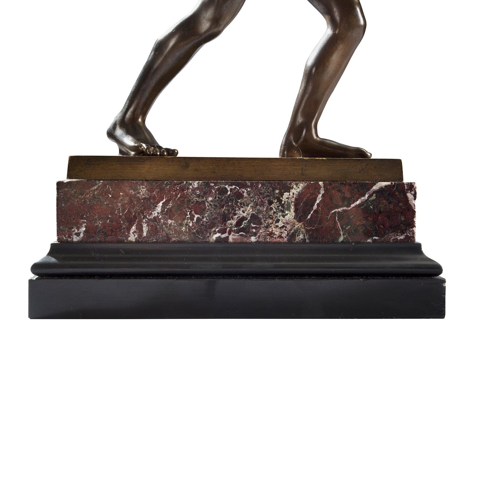 Bronze patiné italien d'époque Grand Tour du XIXe siècle représentant un athlète romain en vente 1