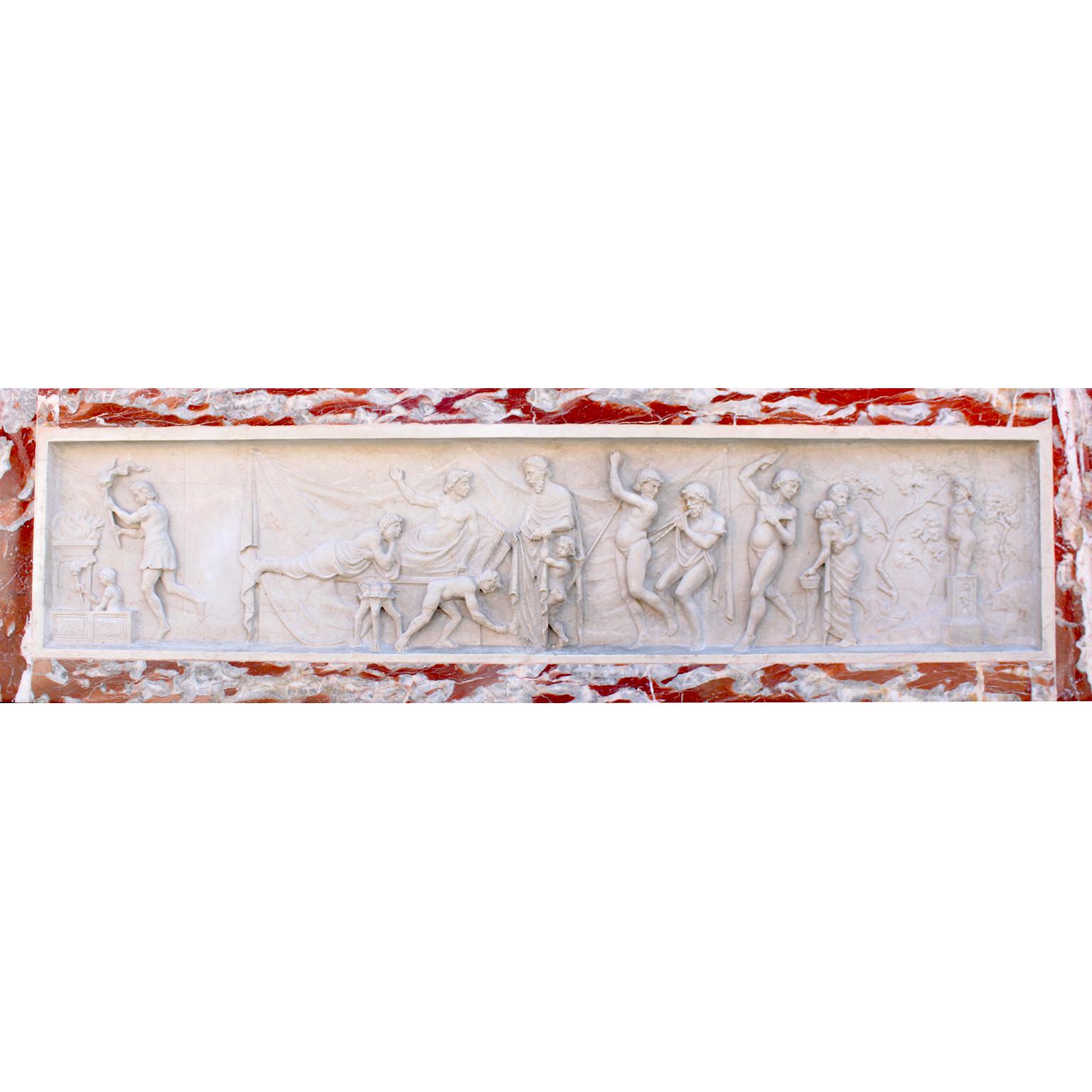 Très belle frise italienne de style gréco-romain du XIXe siècle, sculptée en bas-relief de marbre de Carrare, d'après l'antique. Frise en marbre blanc finement sculptée en relief, représentant une scène mythologique de la vie quotidienne dans la