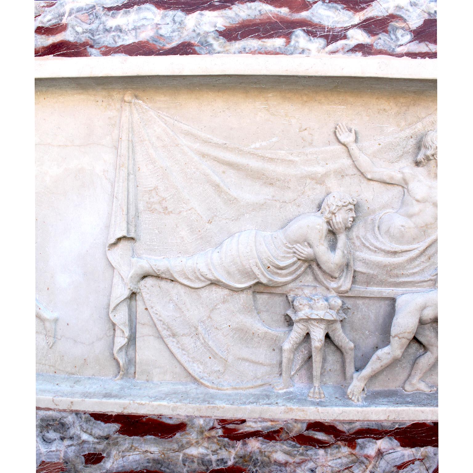 Greco-romano Tavolino da caffè italiano del XIX secolo in stile greco-romano con fregio in marmo a bassorilievo in vendita