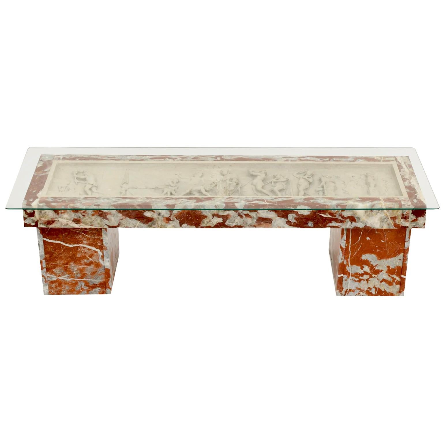 Verre Table basse, frise en bas-relief en marbre italien du 19e siècle de style Greco-Romain en vente