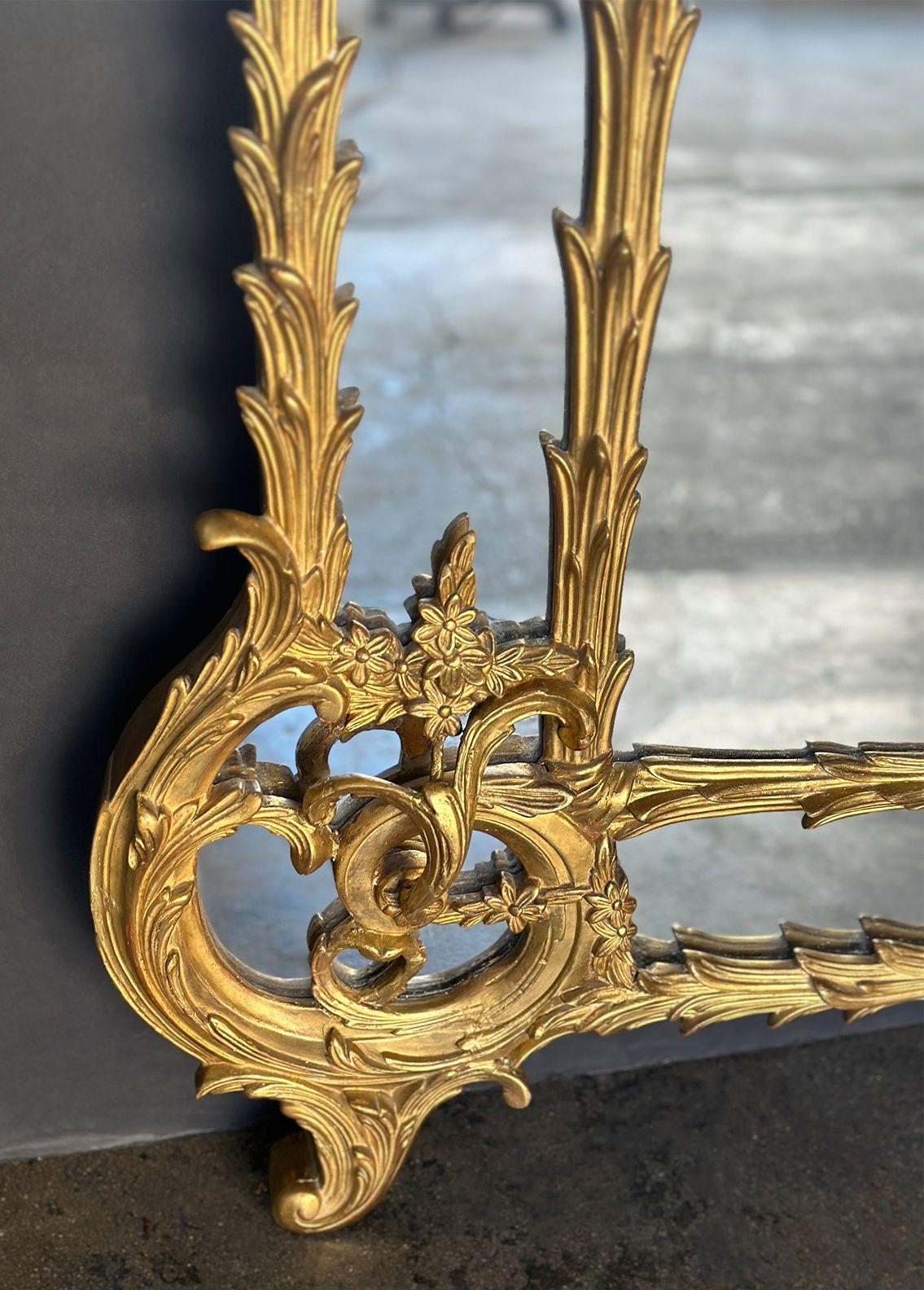 Miroir italien du 19e siècle en bois doré sculpté à la main Bon état - En vente à Los Angeles, CA