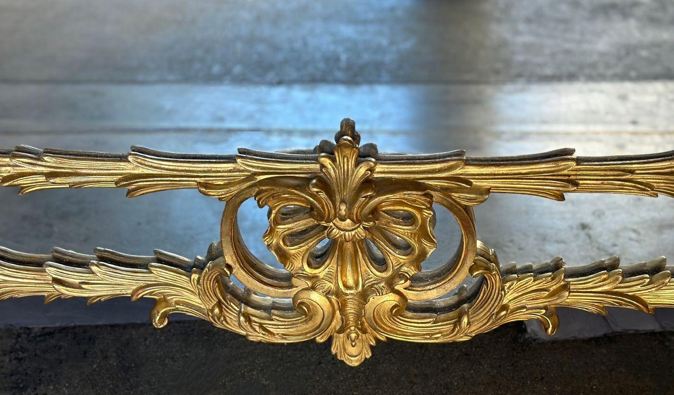 Miroir italien du 19e siècle en bois doré sculpté à la main en vente 1