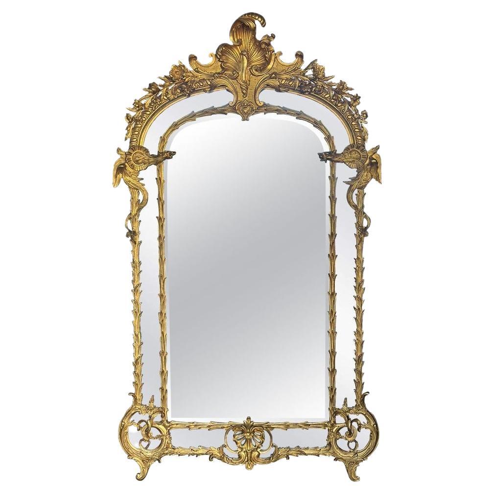 Miroir italien du 19e siècle en bois doré sculpté à la main en vente