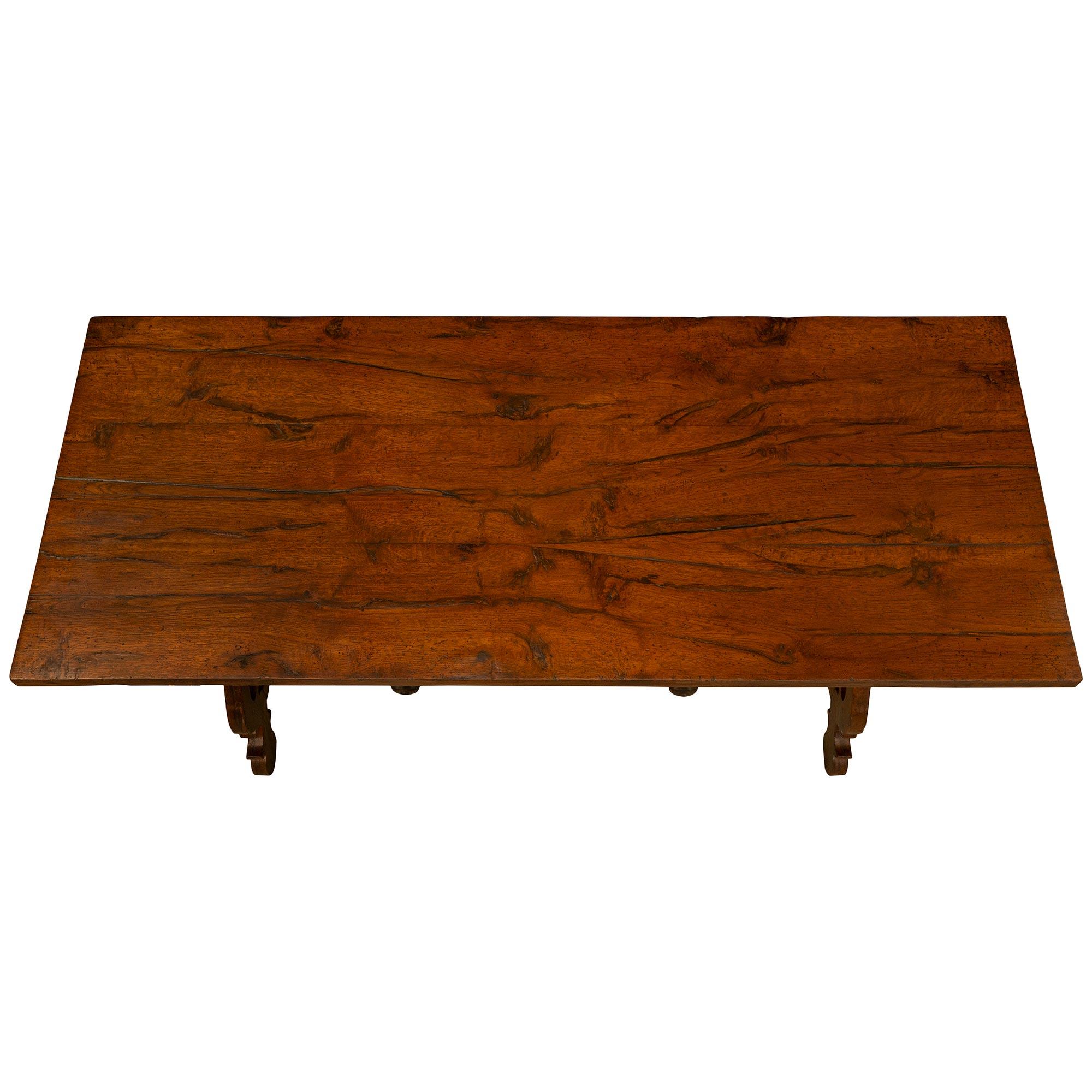 Magnifique table à tréteaux en Oak du 19ème siècle italien. en vente 3