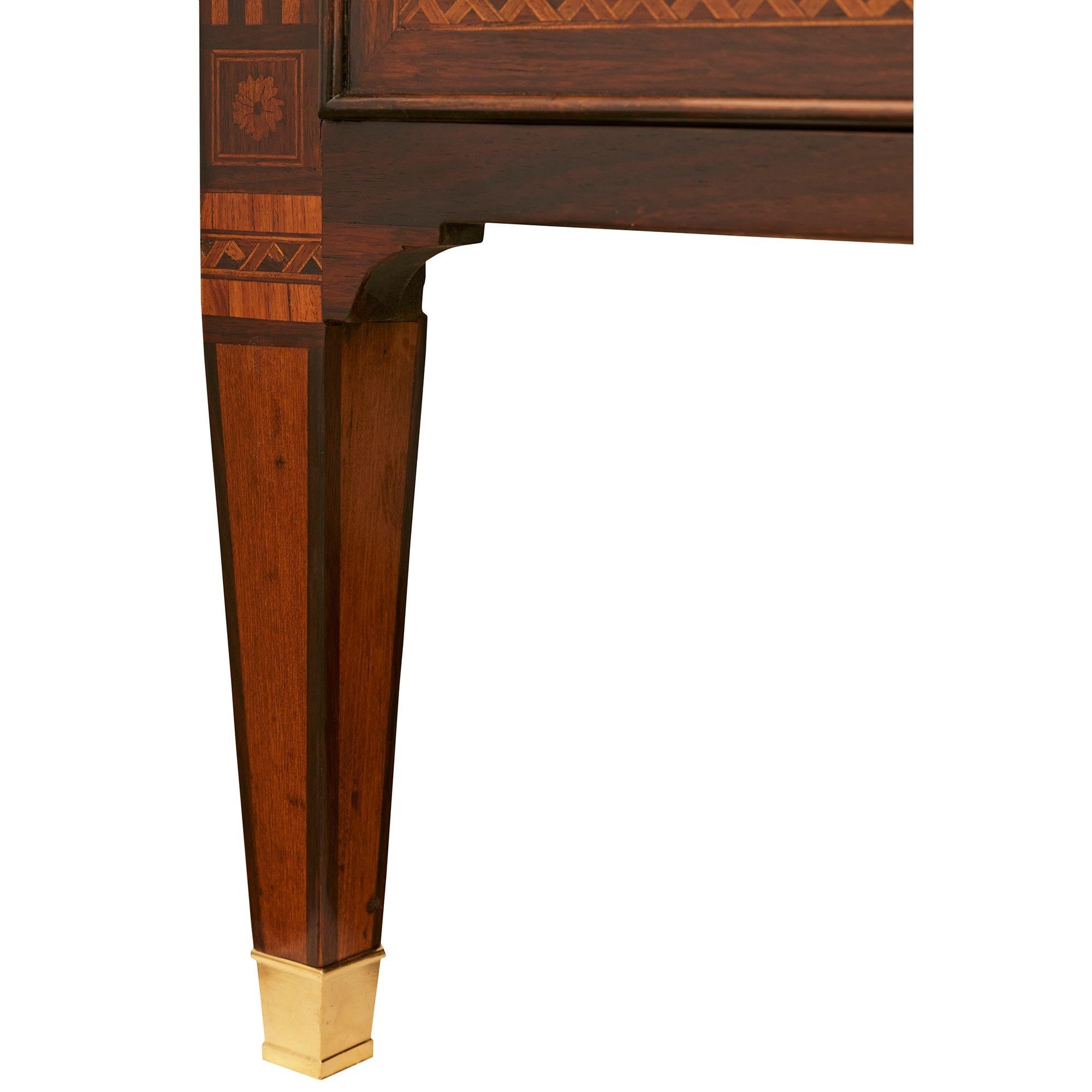 Commodo italiano del XIX secolo in legno di Kingwood, tulipano, ormolu e marmo di Siena in vendita 4