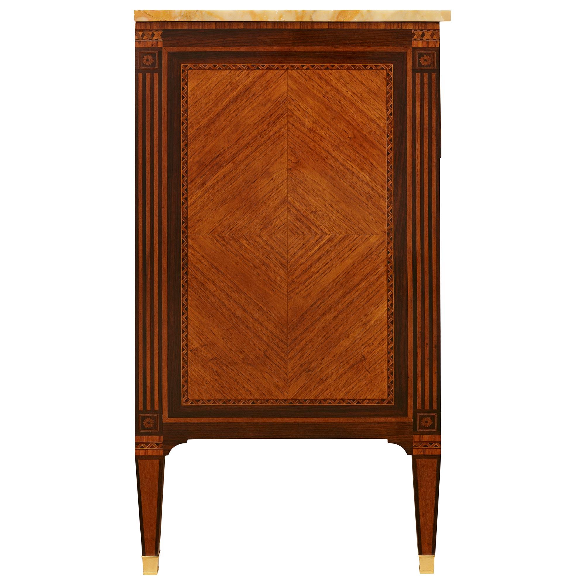 Commodo italiano del XIX secolo in legno di Kingwood, tulipano, ormolu e marmo di Siena In condizioni buone in vendita a West Palm Beach, FL