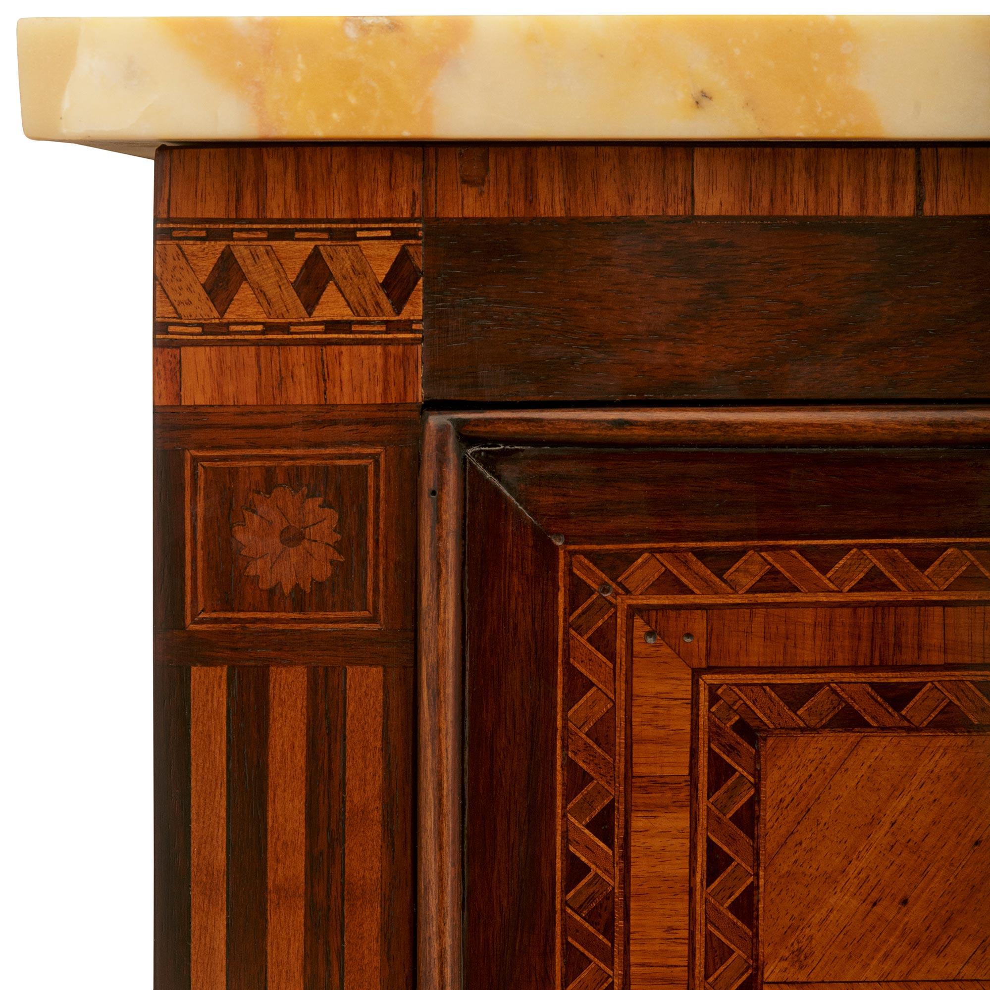 Similoro Commodo italiano del XIX secolo in legno di Kingwood, tulipano, ormolu e marmo di Siena in vendita